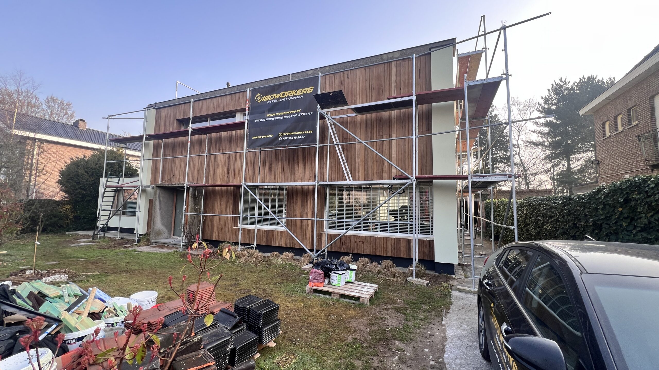 Renovatiewerken met gevelisolatie en thermowood in Gent