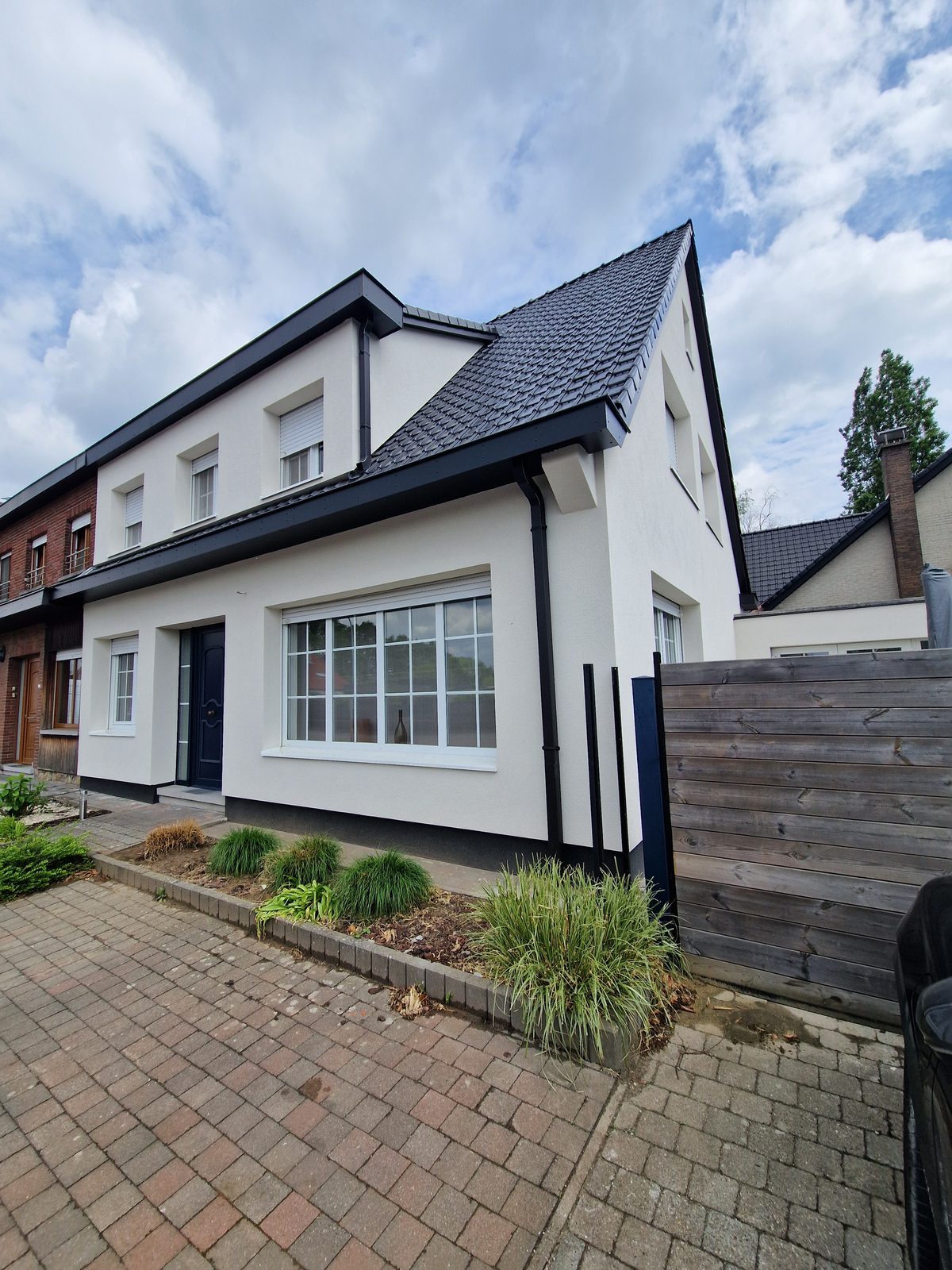Woning in Londerzeel na gevelisolatie met crepi en dakrenovatie door Isoworkers