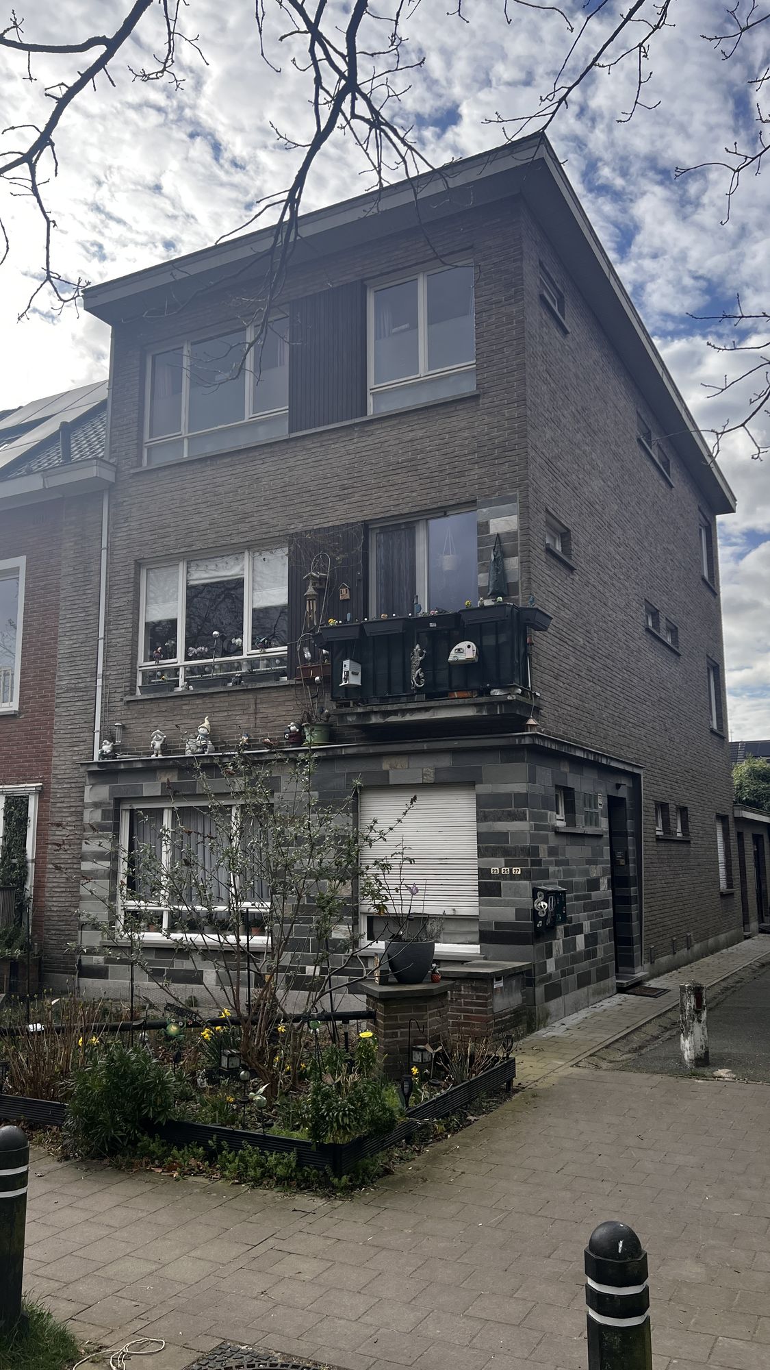 Het appartementsgebouw in Gent staat achteruit met een voortuin, waardoor de rooilijn de isolatiedikte hier niet beperkt