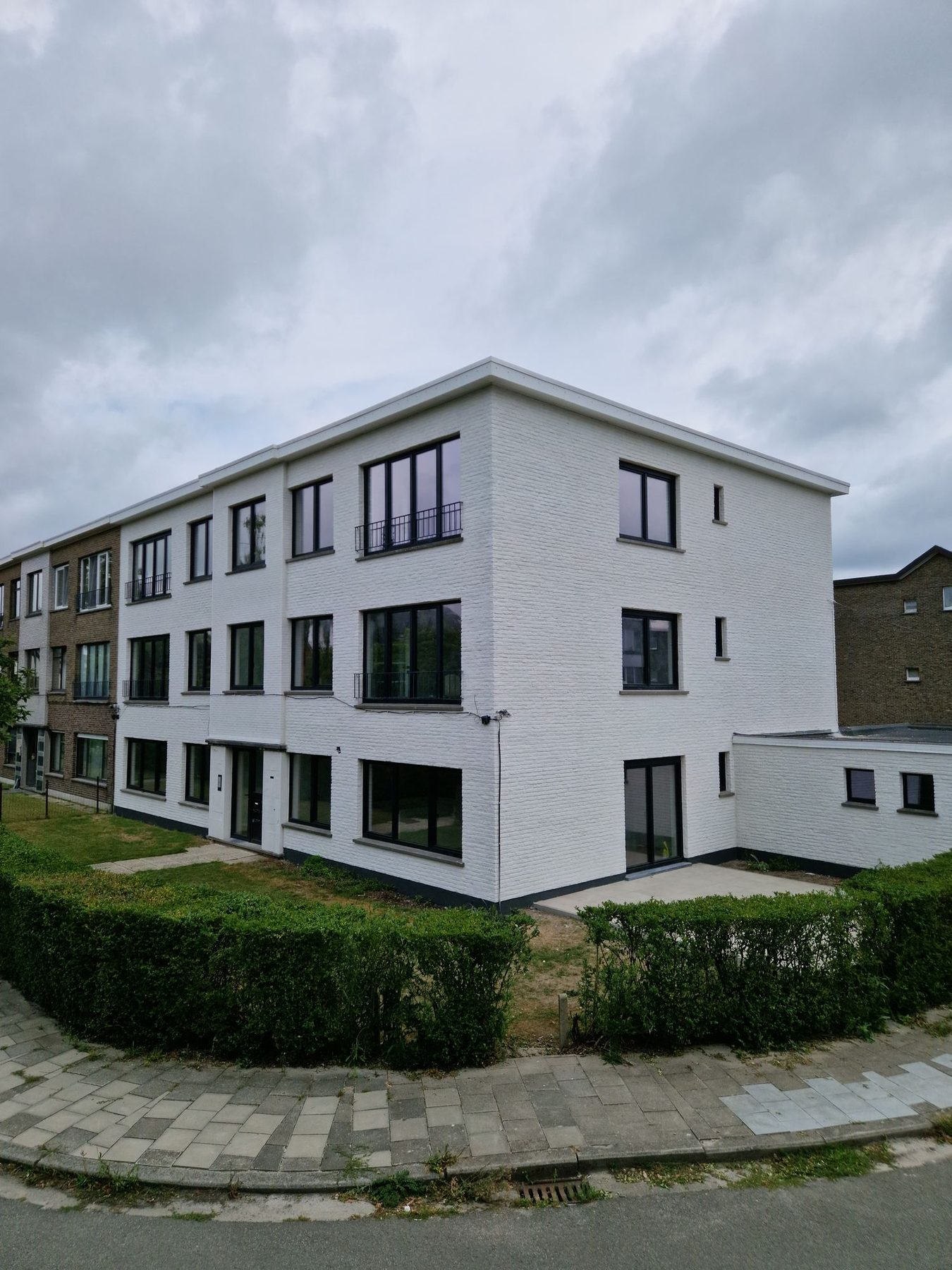 Ramen en spuitkurk, appartementsgebouw in Gent