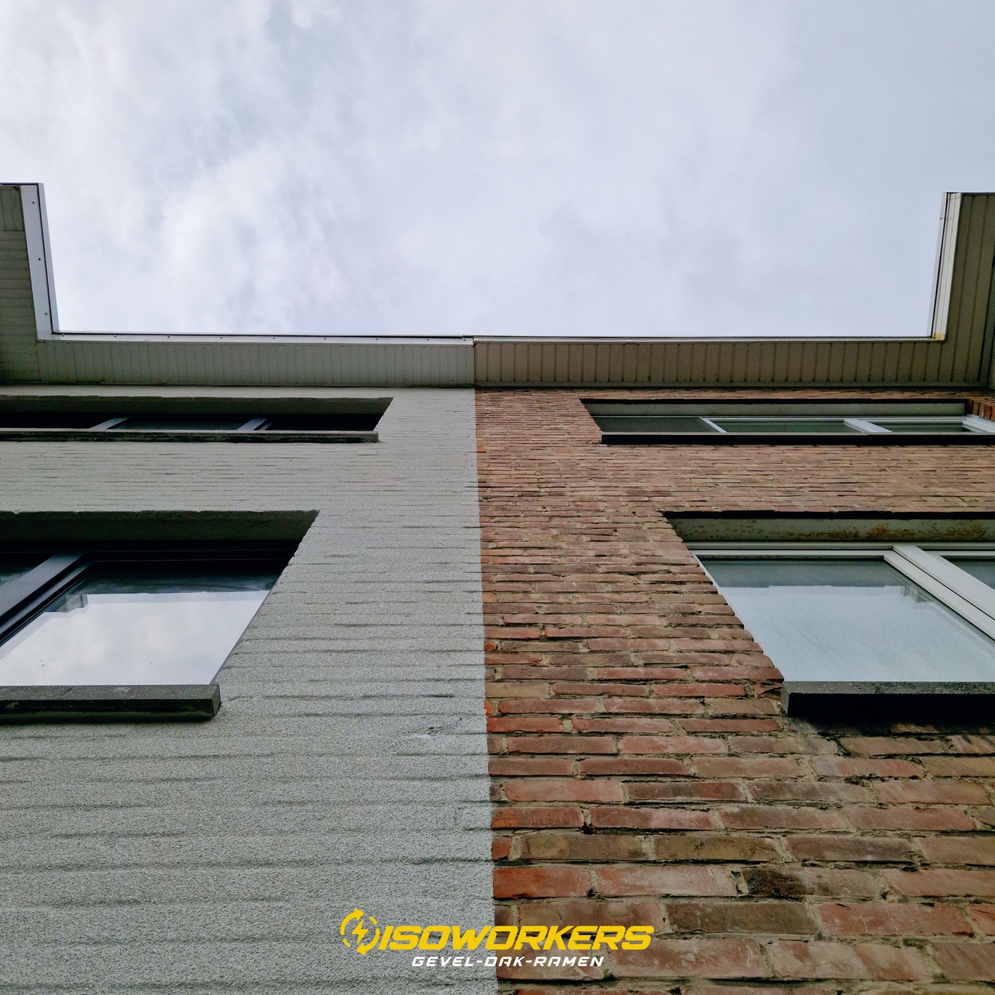 Verweerde baksteengevel naast de nieuwe spuitkurk gevelafwerking, zicht van onderaf