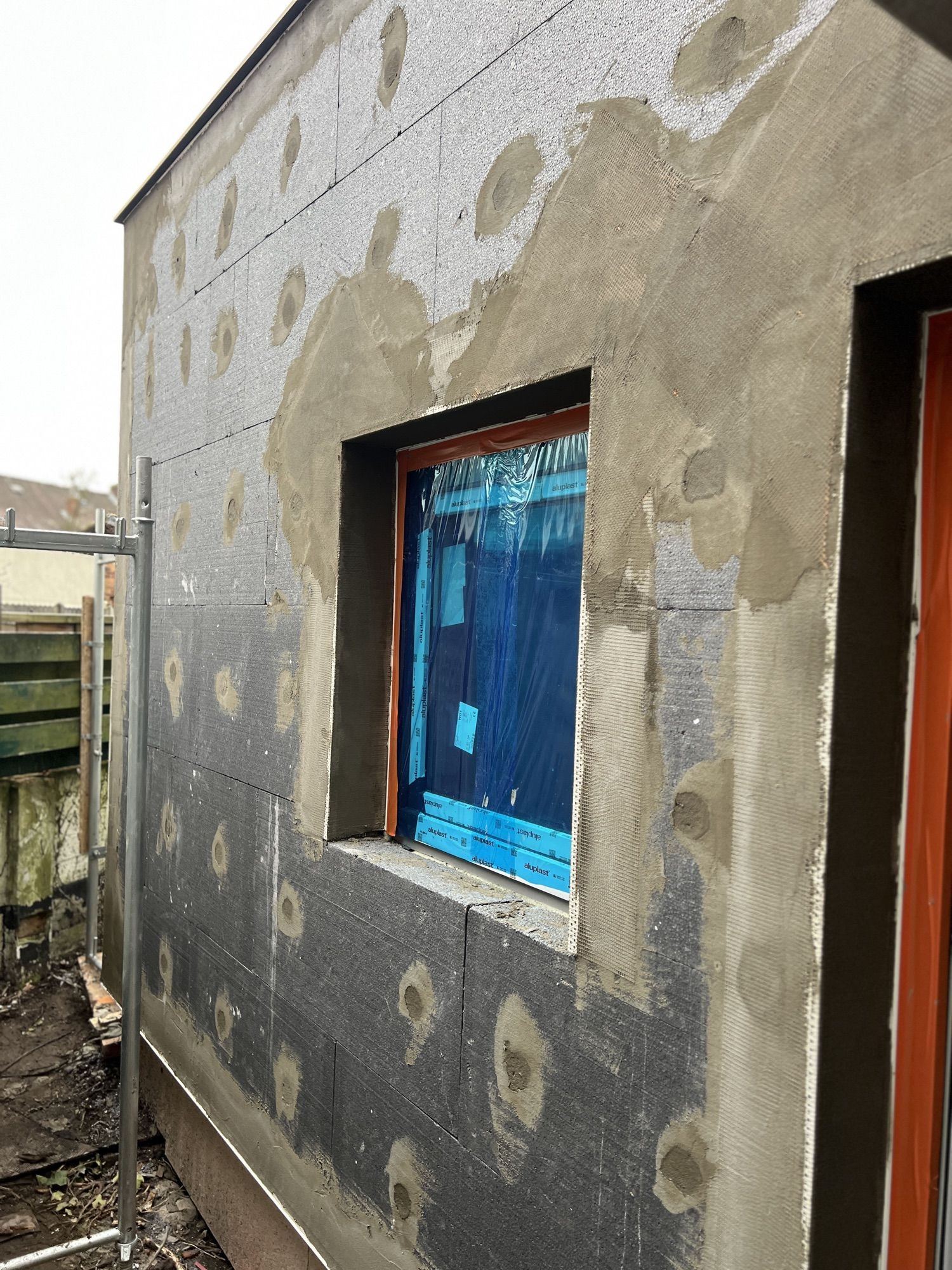 Buitengevelisolatie met EPS-platen rond een raamopening, project GEVEL 1