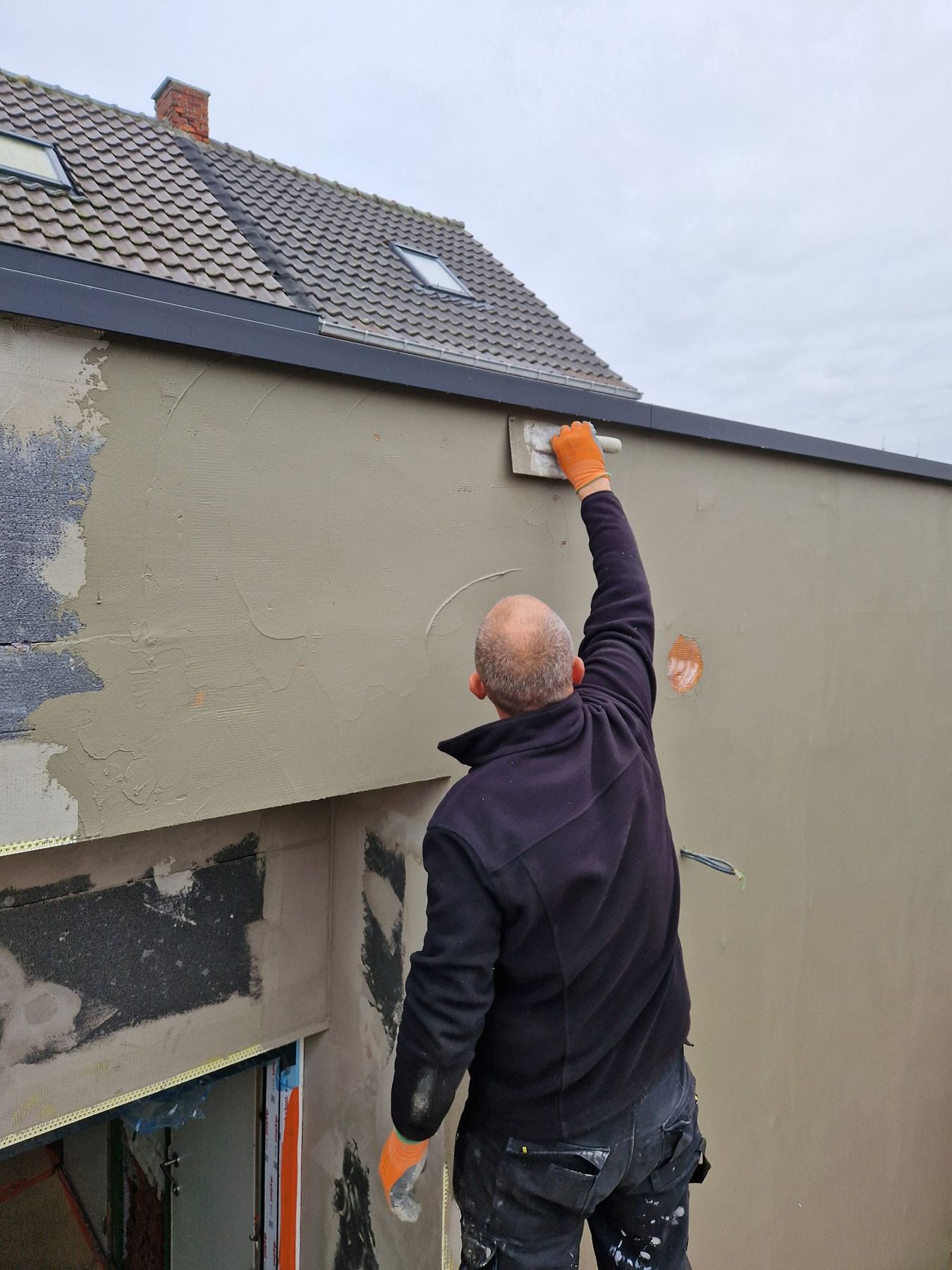 De crepi wordt in Hamme op de gevelisolatie aangebracht