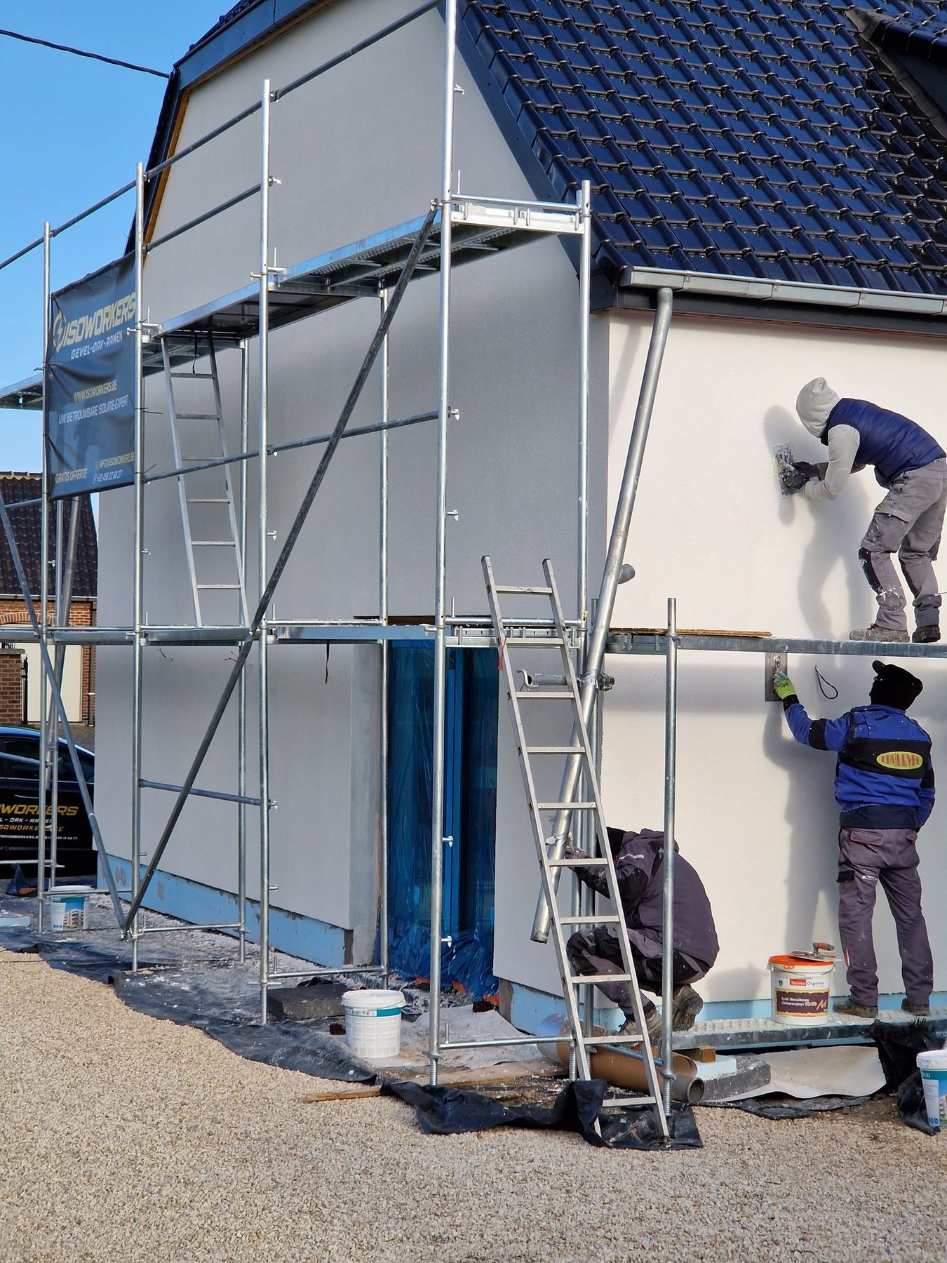 De crepi wordt in Overmere vanaf de stelling op de gevelisolatie aangebracht