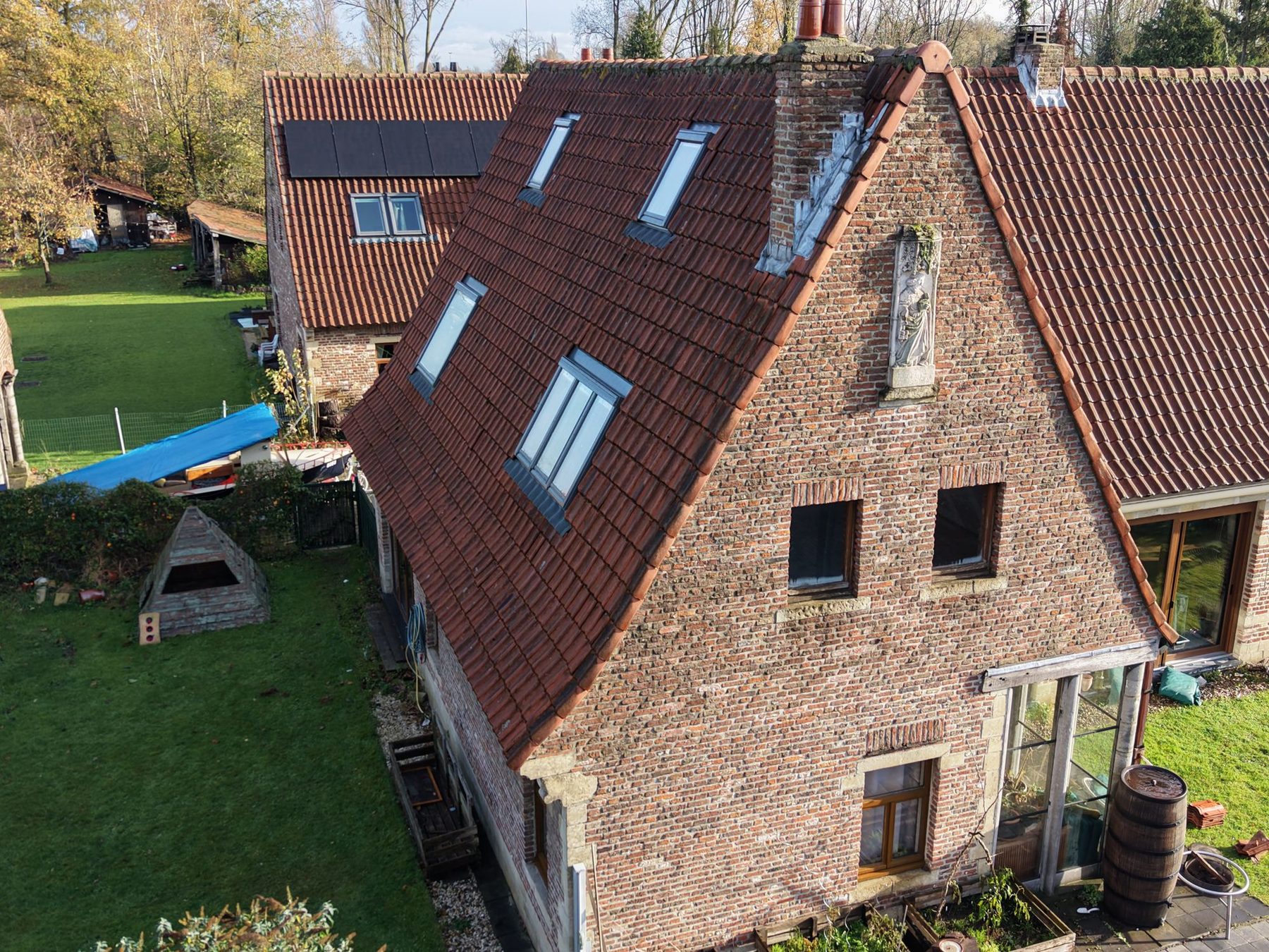 Het achterdak in Oostakker met de nieuwe dakvlakramen, van bovenaf gezien