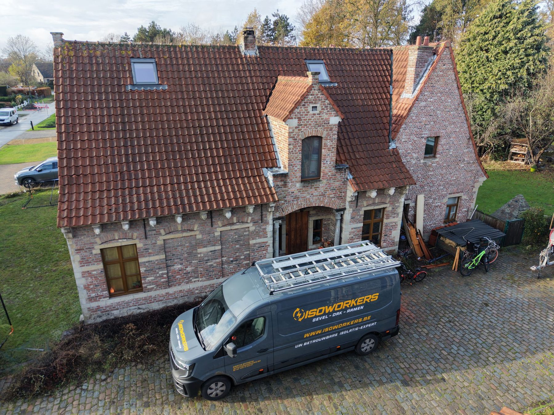 Het gerenoveerde dak in Oostakker vanuit de lucht, met de nieuwe dakvlakramen in het pannendak