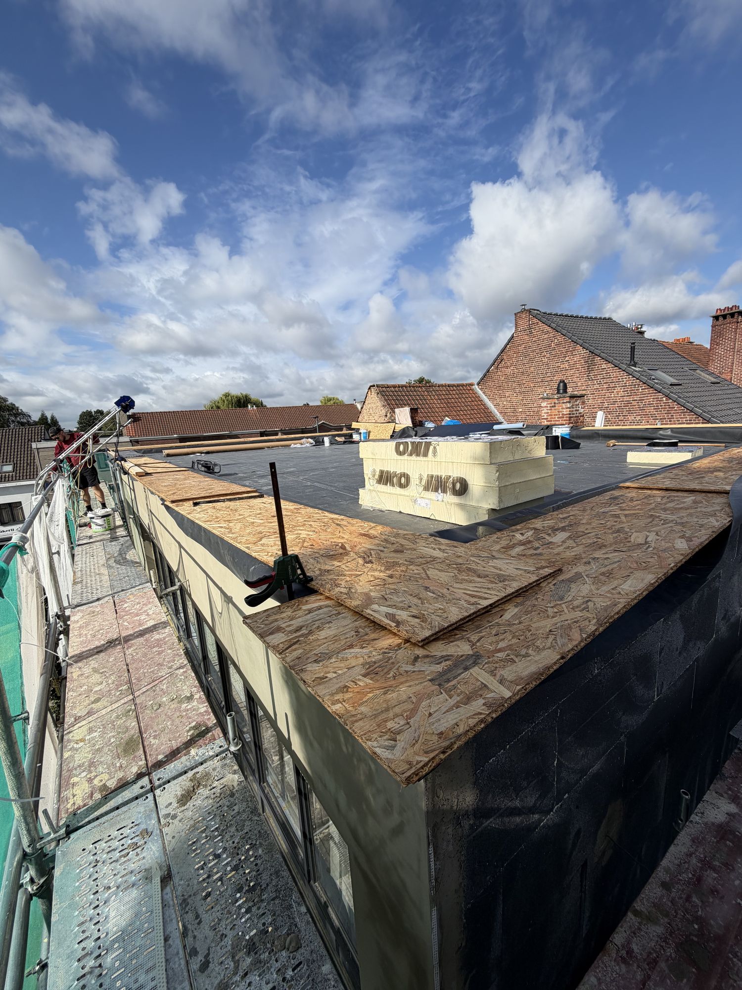 De nieuwe dakopbouw in Gent met OSB-platen en de dakrand die mee ingepakt wordt met isolatie