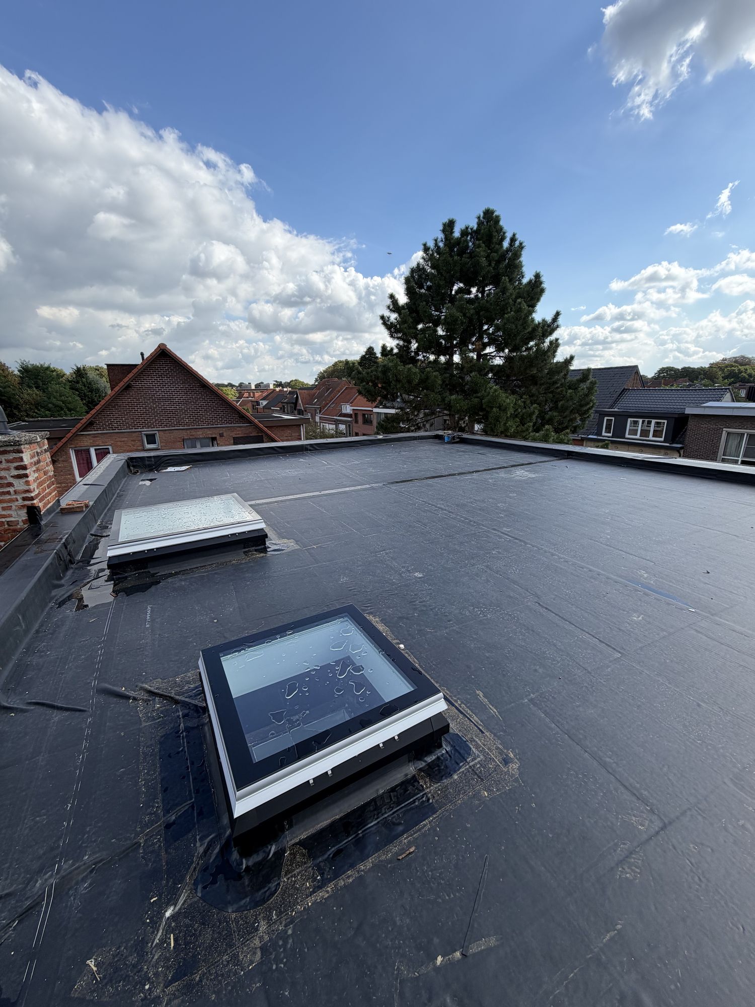 Een dakraam ingewerkt in de nieuwe EPDM van het platte dak in Gent