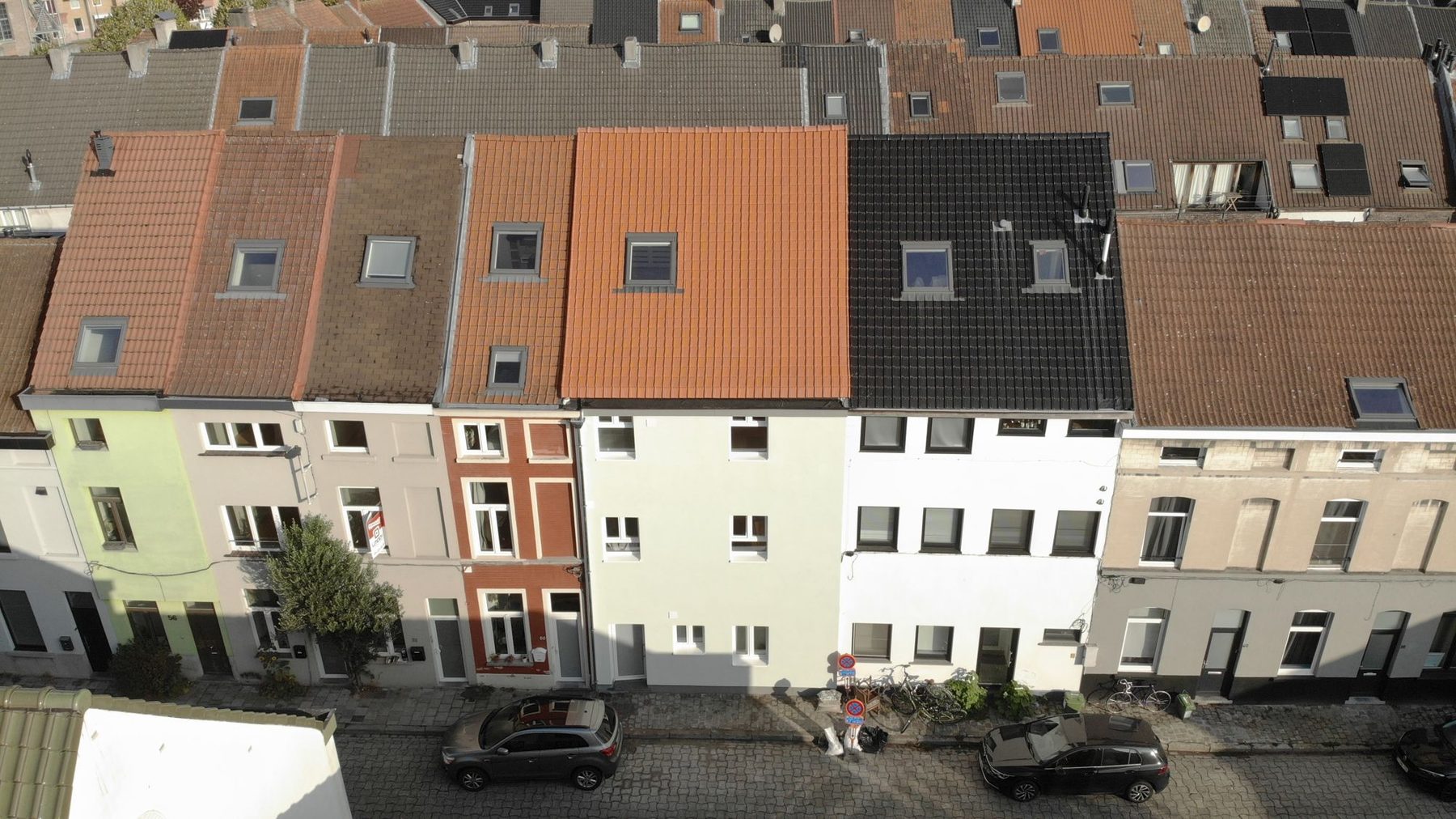 De afgewerkte woning in Gent met nieuw pannendak, gevelisolatie in crepi en nieuw pvc-schrijnwerk