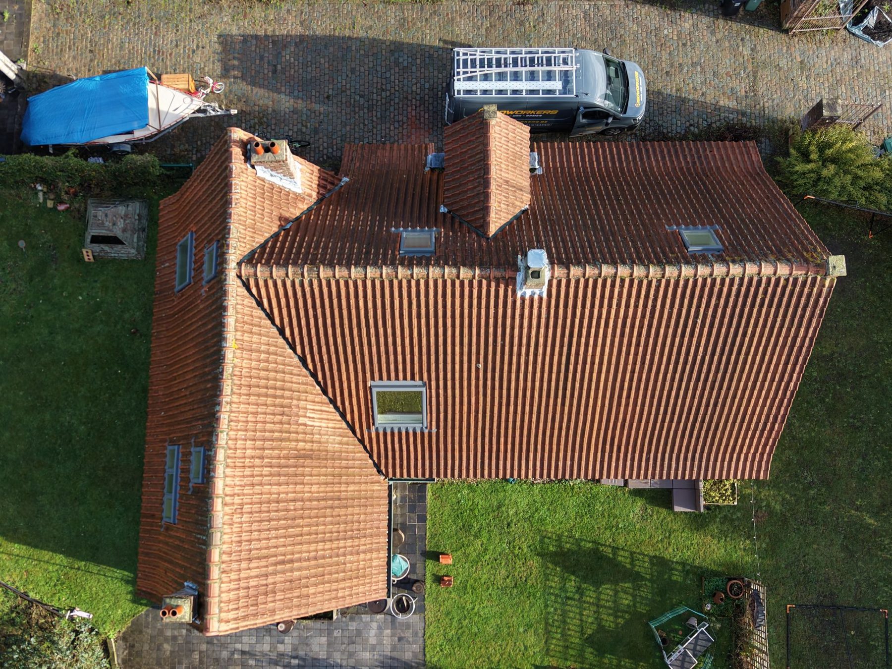 Het hoofddak en de aanbouw in Oostakker vanuit de lucht na de dakwerken