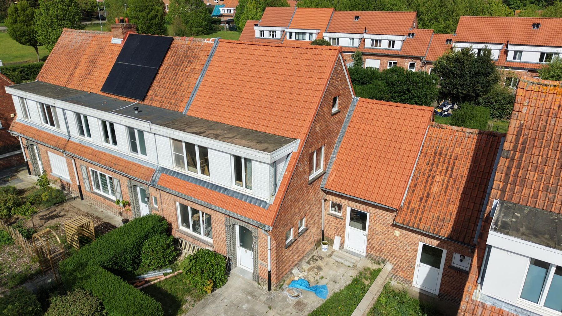 Luchtfoto van het vernieuwde pannendak in Waasmunster na de renovatie door ISOWORKERS