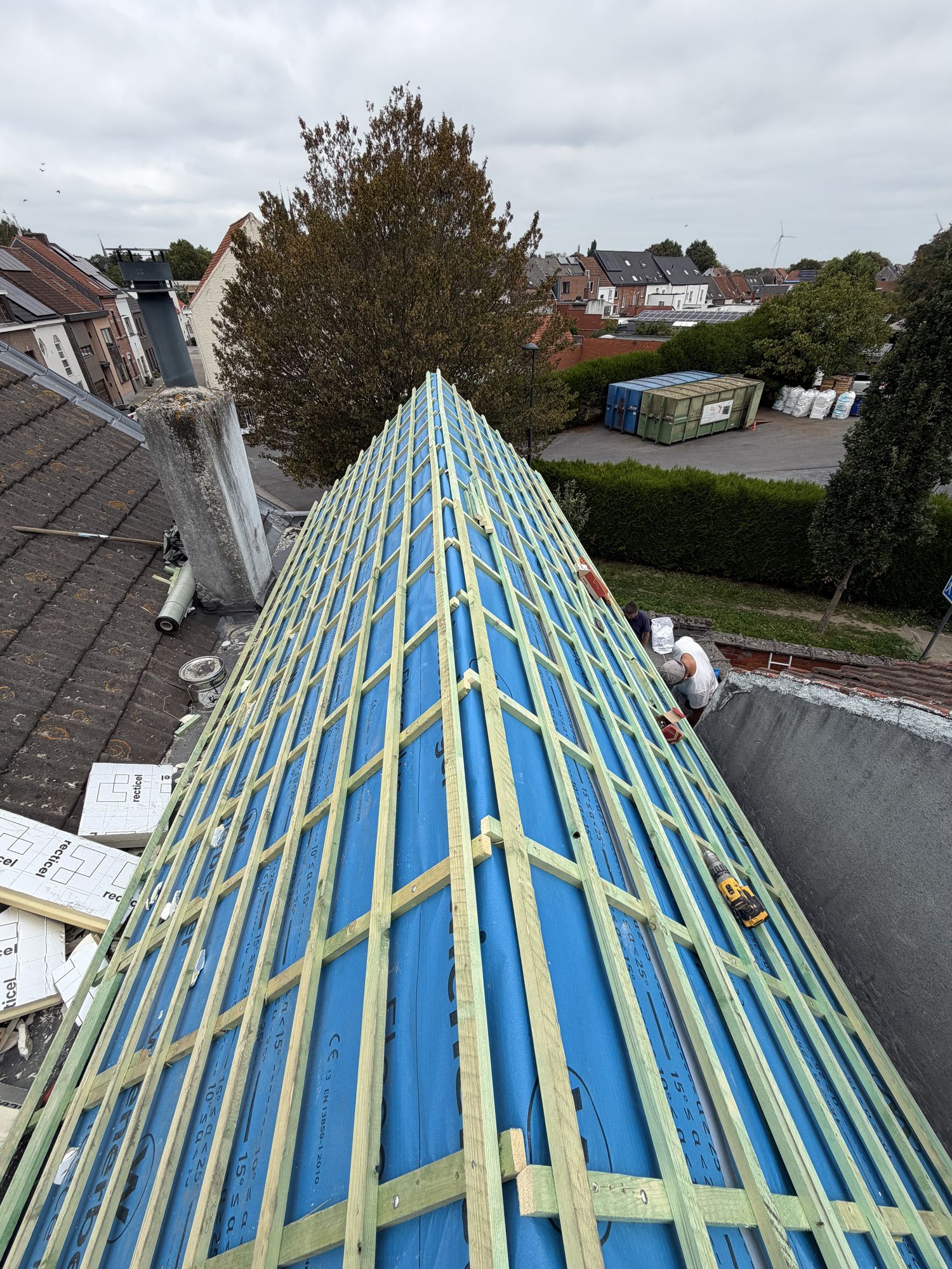Luchtfoto van het dakvlak in Oostakker met blauw onderdak en groene tengellatten