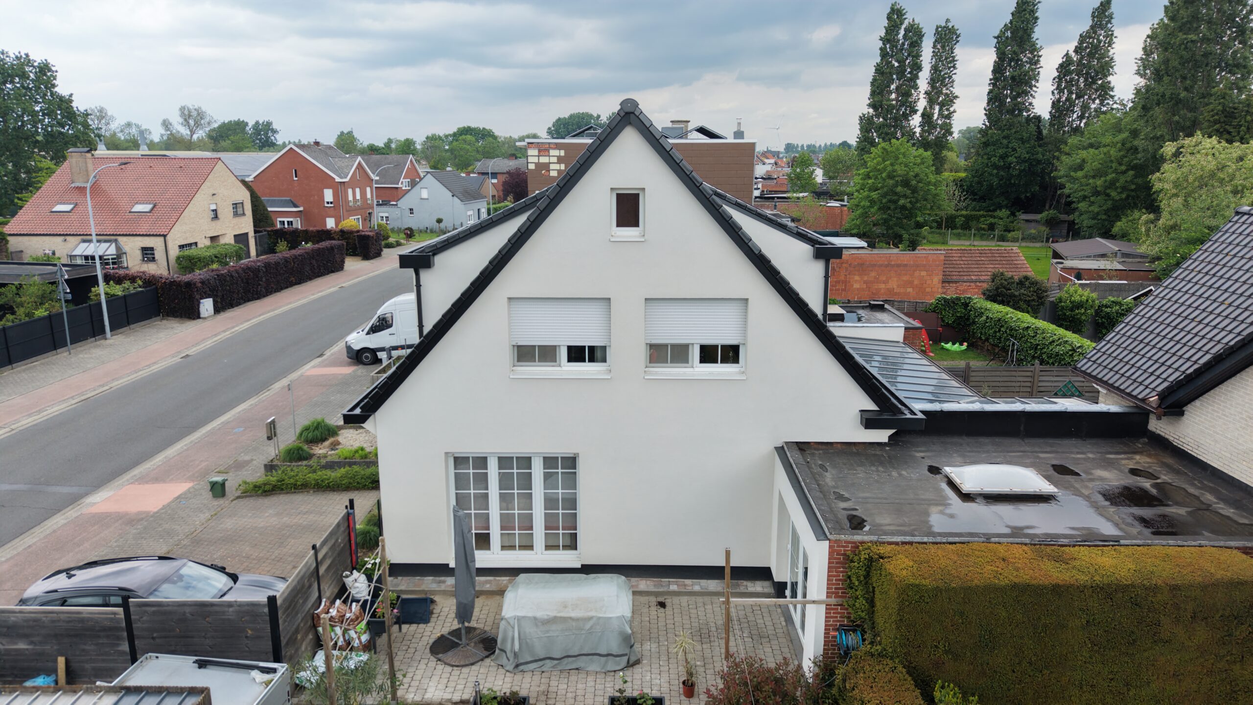 Achterkant gerenoveerde woning Londerzeel, nieuwe gevel en dakgoten