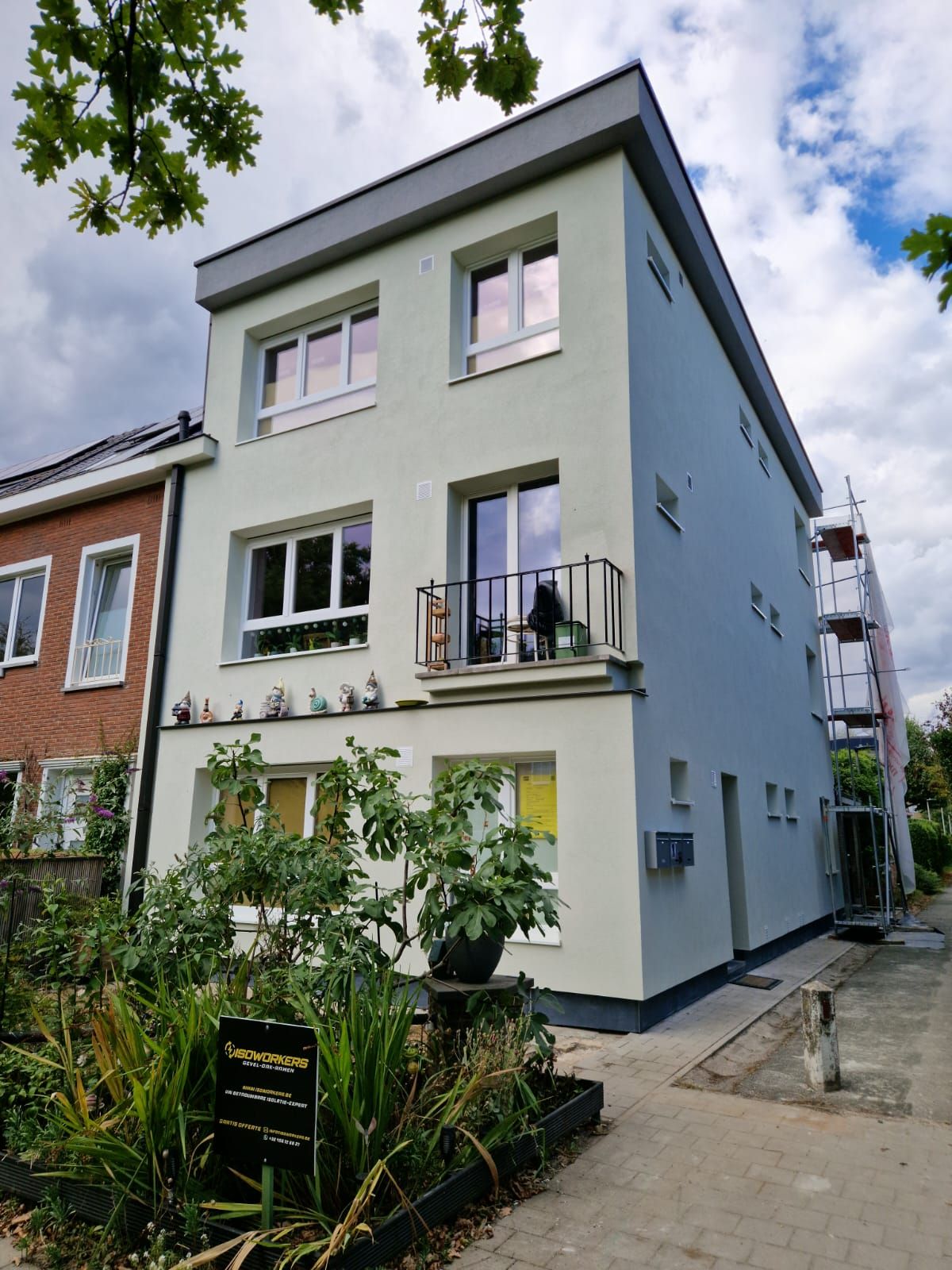 Een appartementsgebouw waar gevel, dak en alle ramen in dezelfde werf werden vernieuwd