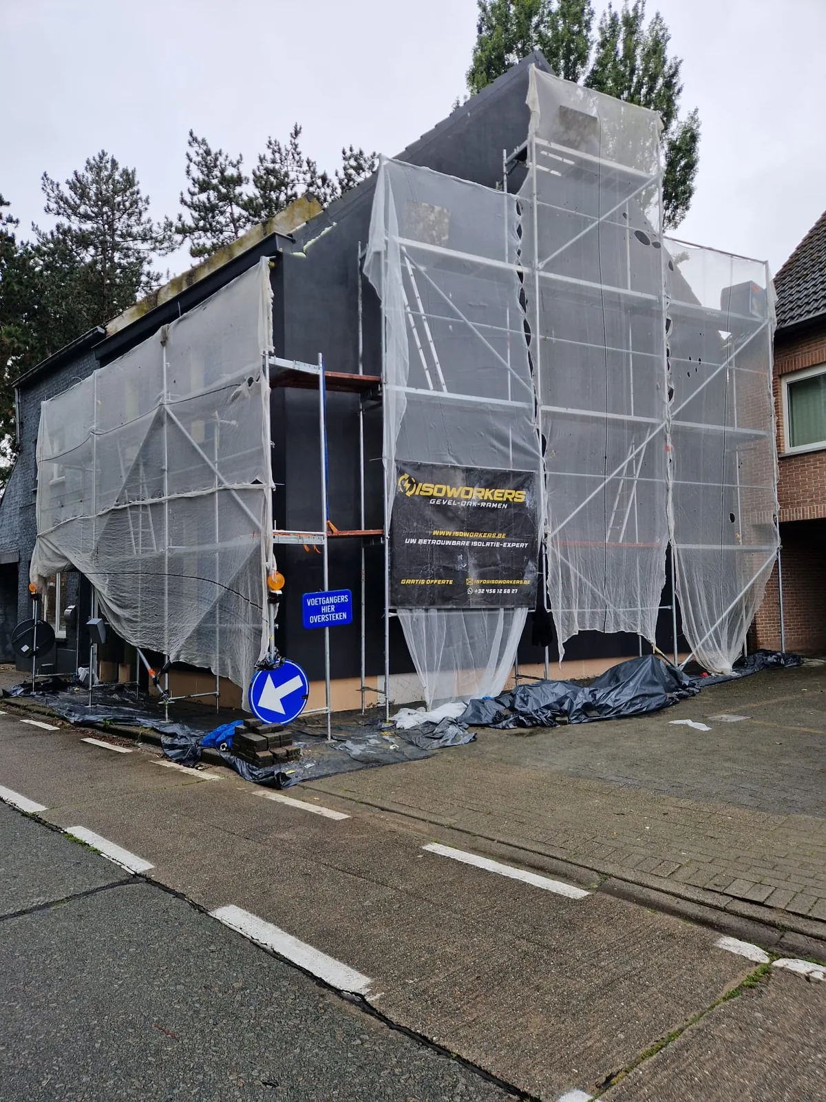 Gevelisolatie met crepi-afwerking, project Hofstade door ISOWORKERS