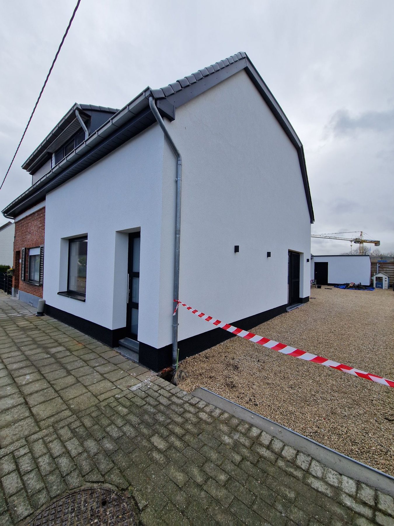 Een nieuw schuifraam in een zijgevel, geplaatst nadat de isolatie stond