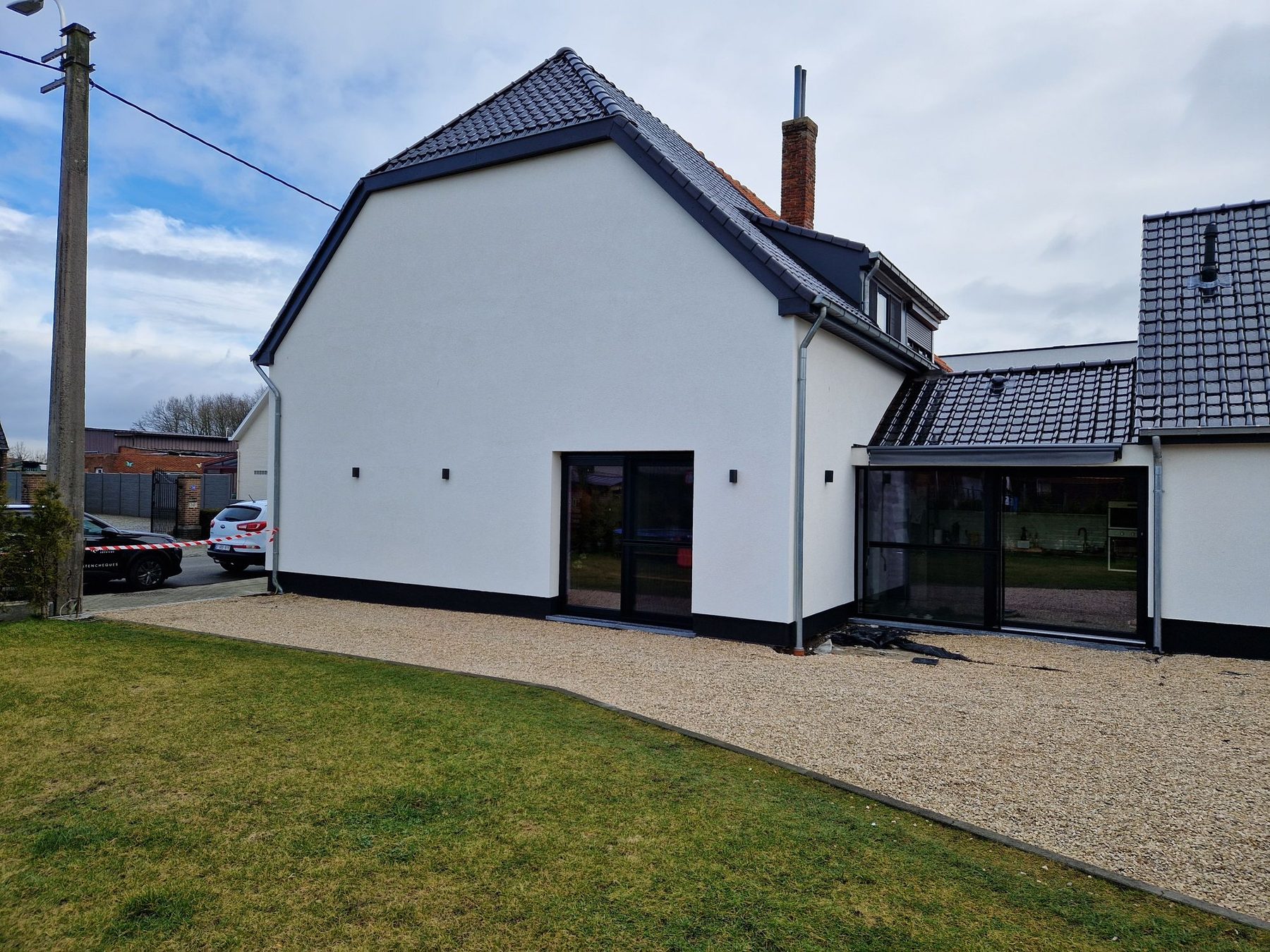 Een woning waar gevelisolatie met crepi en nieuw buitenschrijnwerk in dezelfde werf werden uitgevoerd