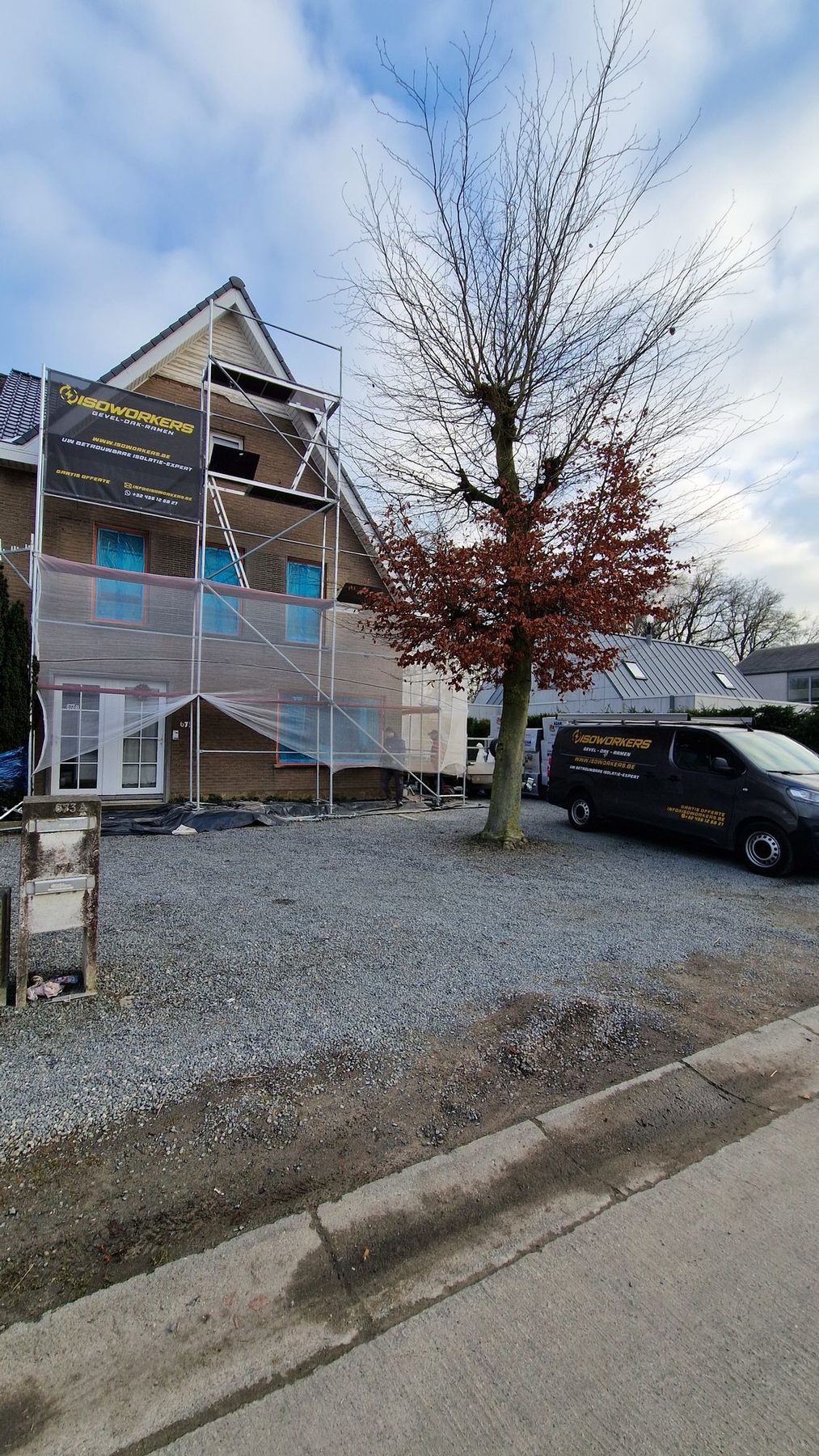 Gevelisolatie in uitvoering op de stelling bij een woning in Merelbeke