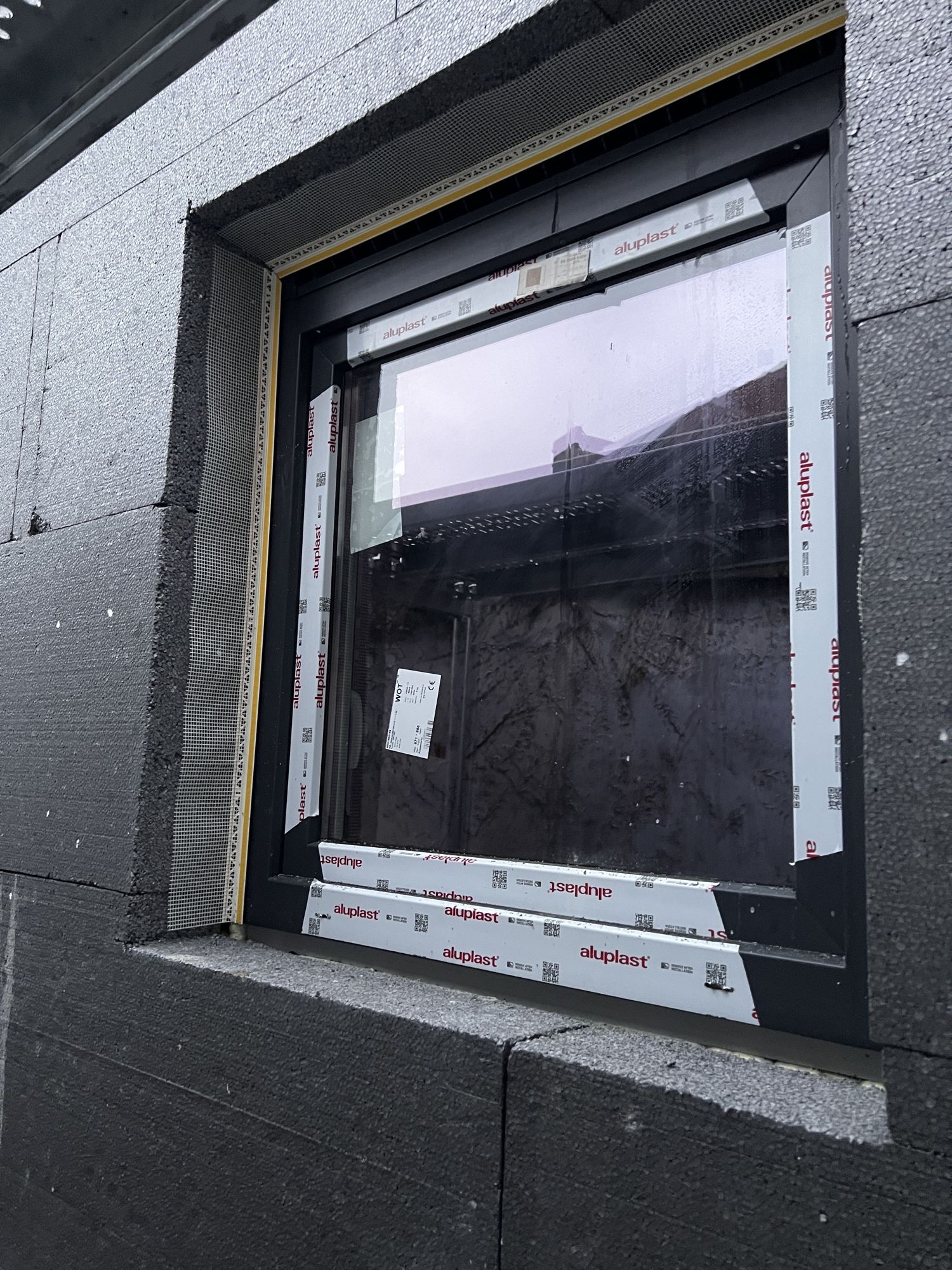 Raamopening met isolatie en aluplast-afwerking tijdens de gevelrenovatie