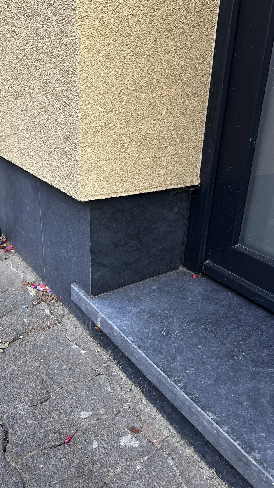 Blauwe steen door Isoworkers
