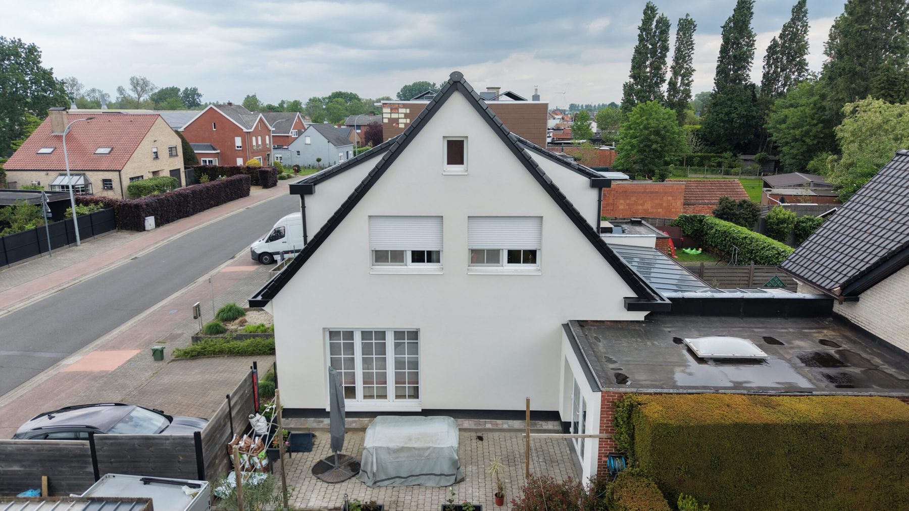 Achterkant gerenoveerde woning Londerzeel, nieuwe gevel en dakgoten
