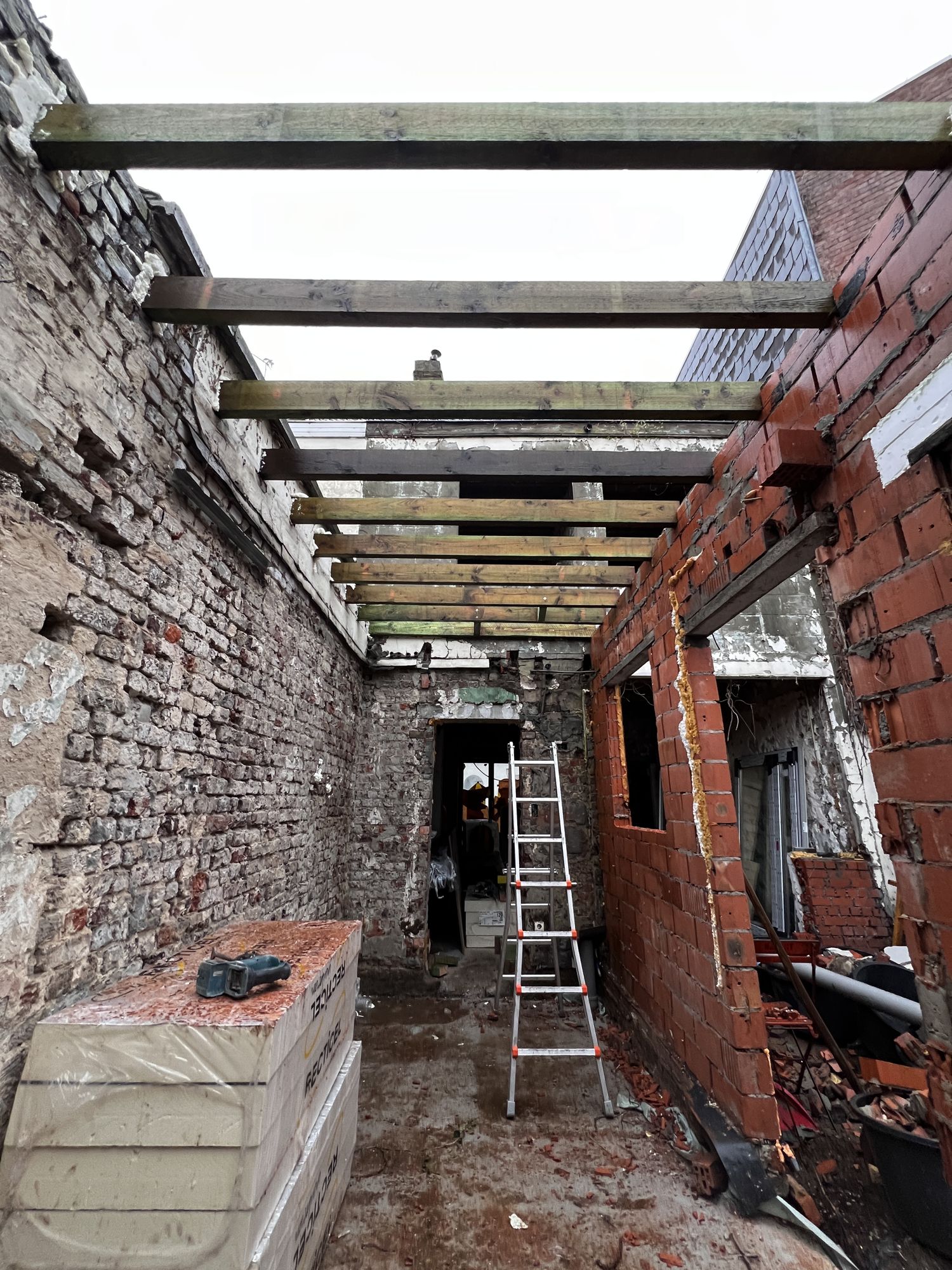 Interieur van de woning tijdens de sloopfase, voor de heropbouw