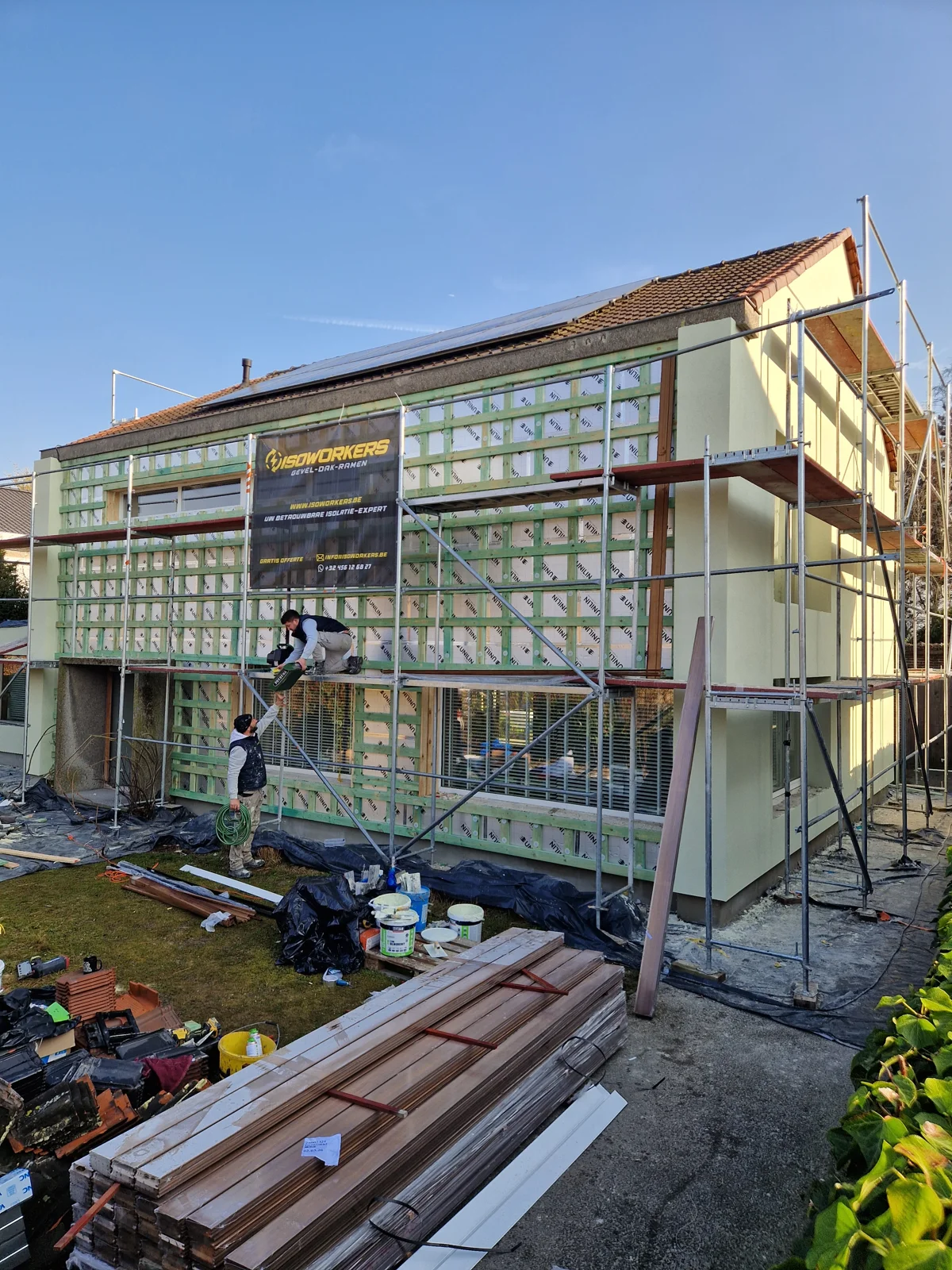 Gevelrenovatie met thermowood tijdens de werken