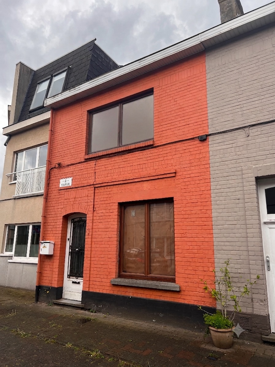 Voorgevel van de woning voor de renovatie, met EPC-label E