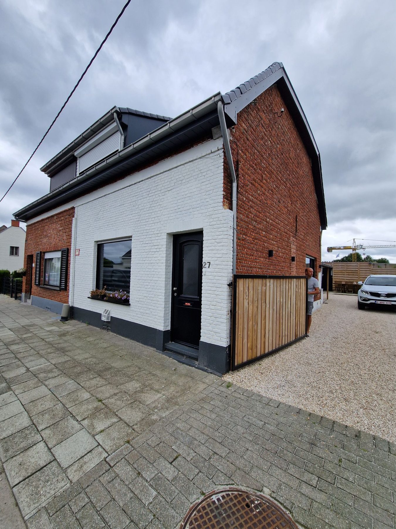 De woning in Overmere voor de werken, met geschilderde baksteen vooraan en onbehandelde baksteen op de zijgevel