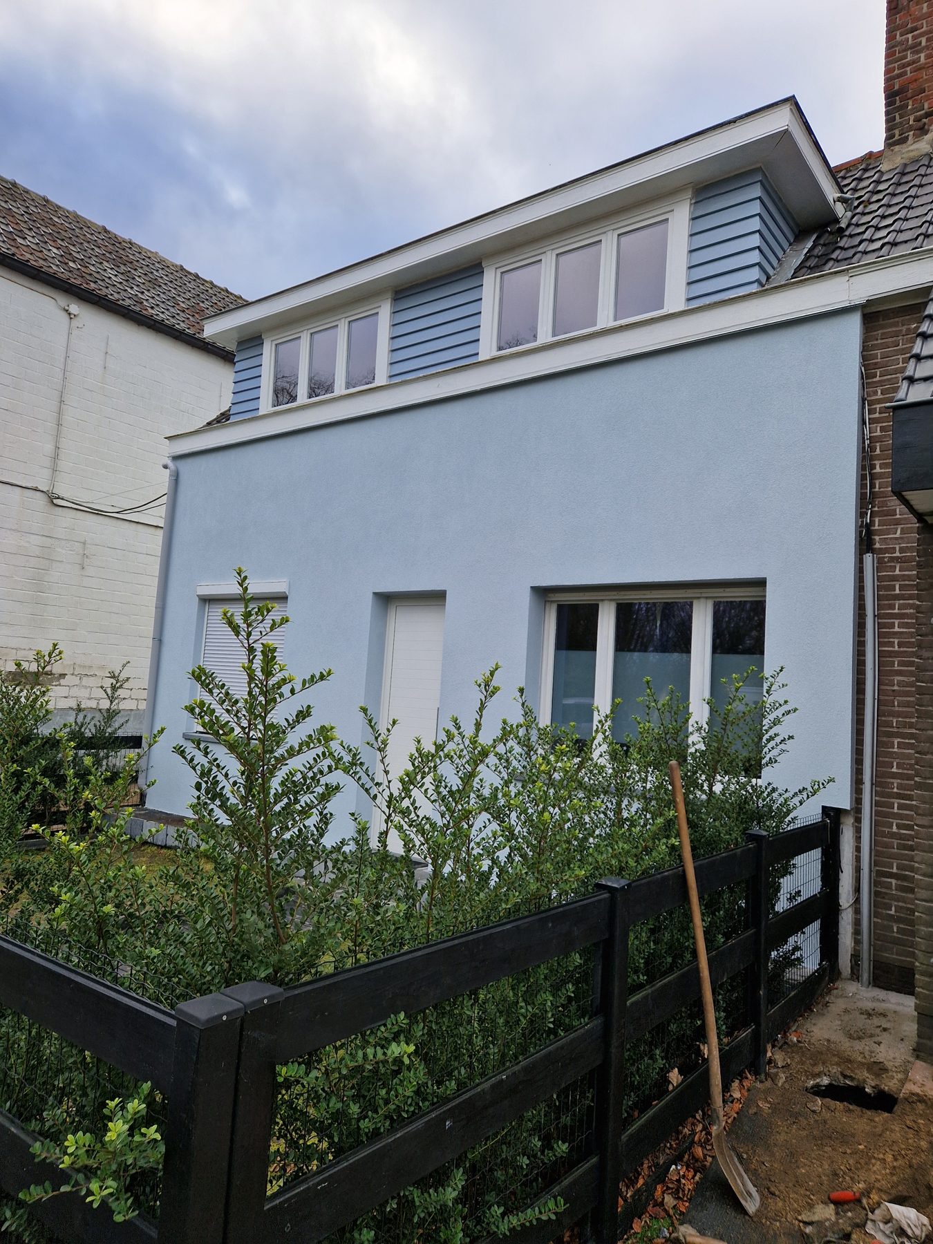 Dezelfde woning in Evergem na de gevelisolatie, afgewerkt met crepi