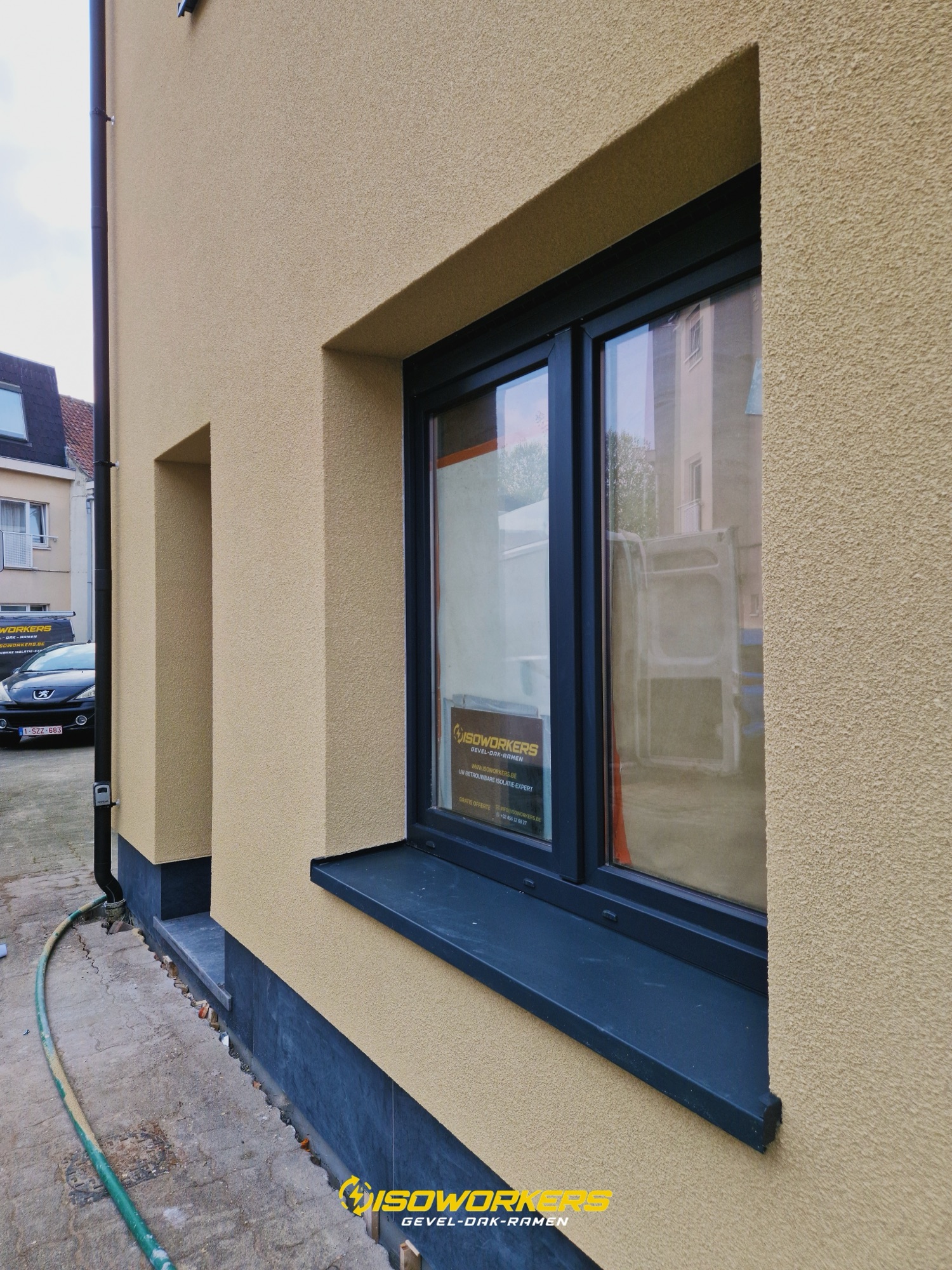 Nieuw raam met hoogrendementsglas, afgewerkt in sierpleister na de renovatie