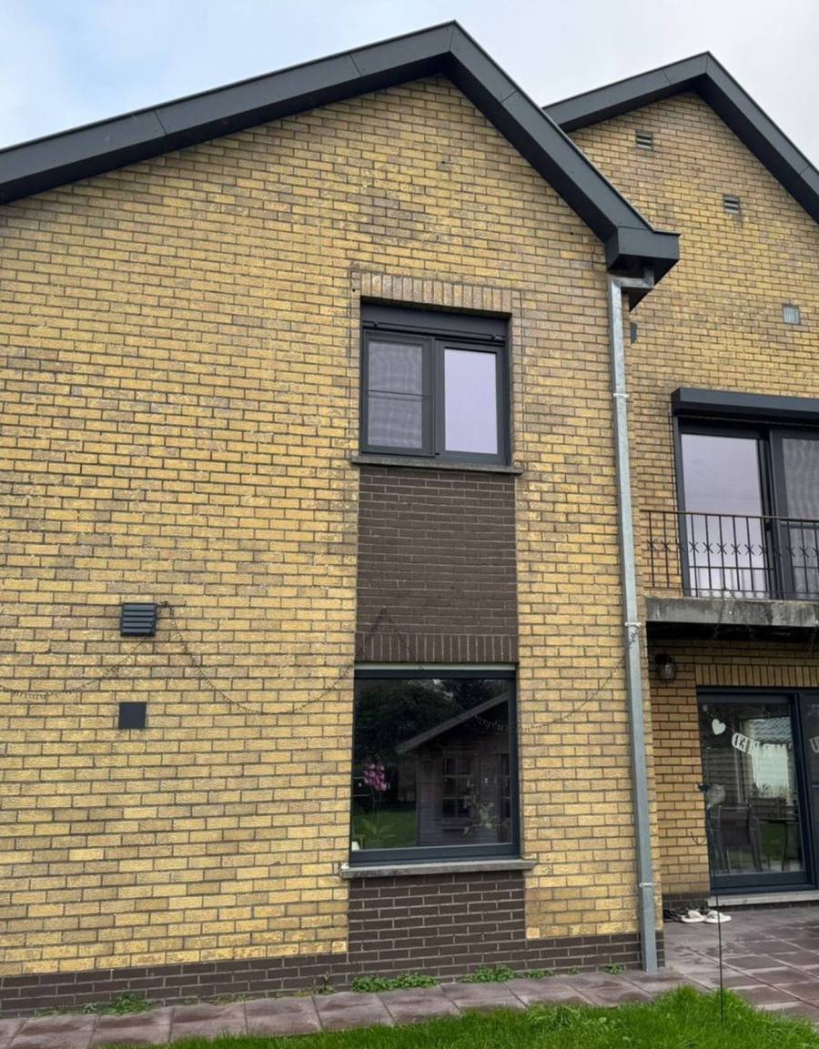 Gevel voor de renovatie met spuitkurk