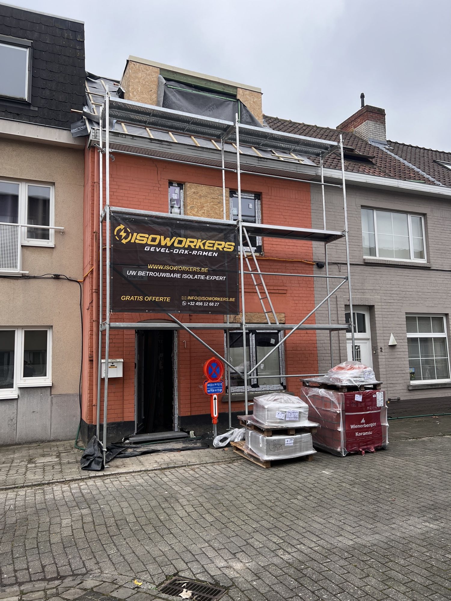 ISOWORKERS-team aan het werk op de stelling tijdens de gevelisolatie