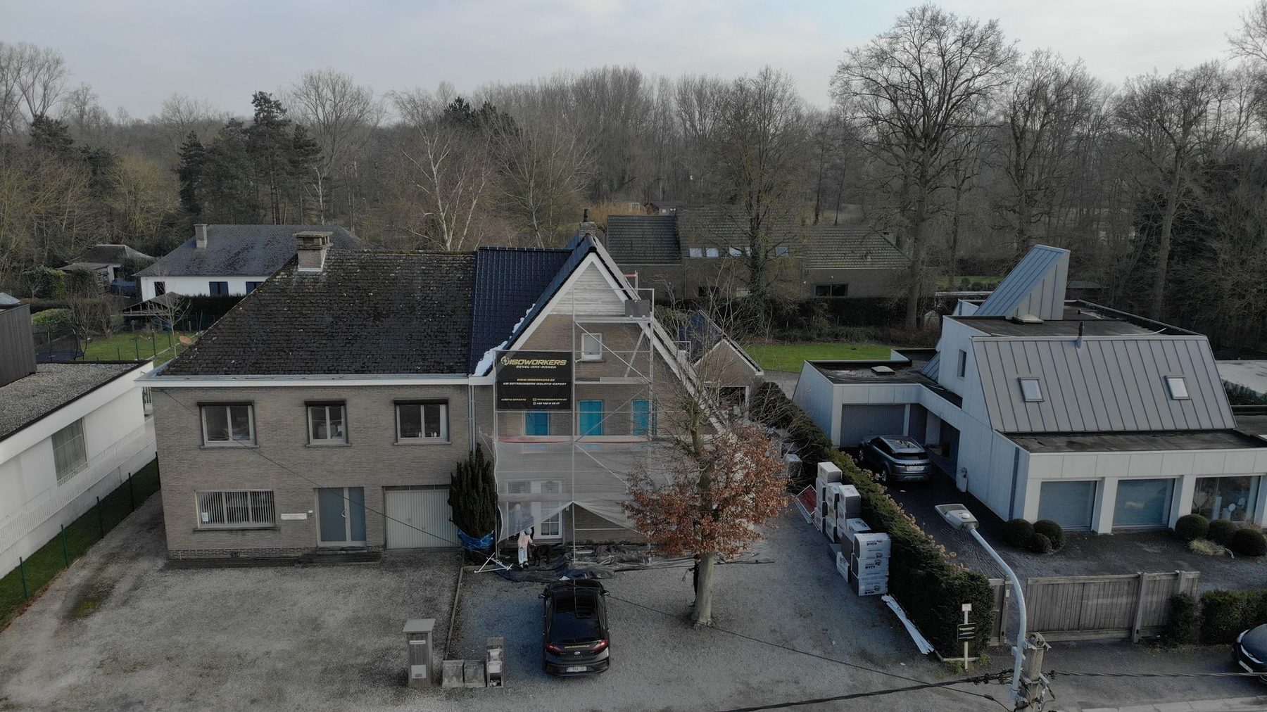 Luchtfoto van een woning met plat dak in Merelbeke voor de renovatie