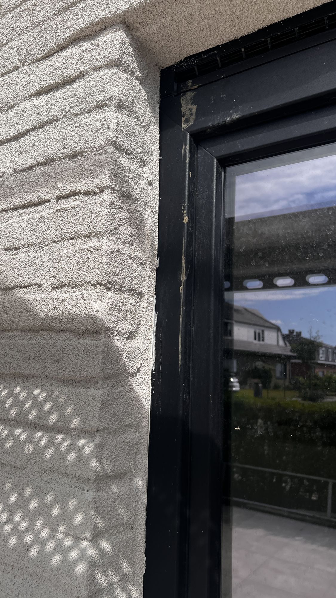 Detail van een nieuw raam met hoogrendementsglas en ventilatierooster