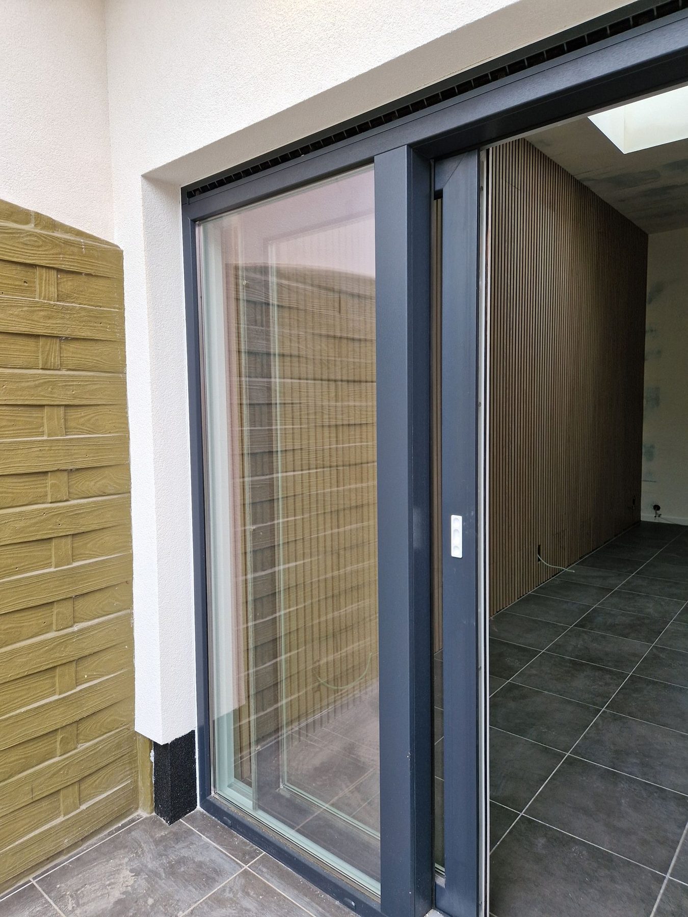 Het nieuwe schuifraam in Hamme na de gevelrenovatie