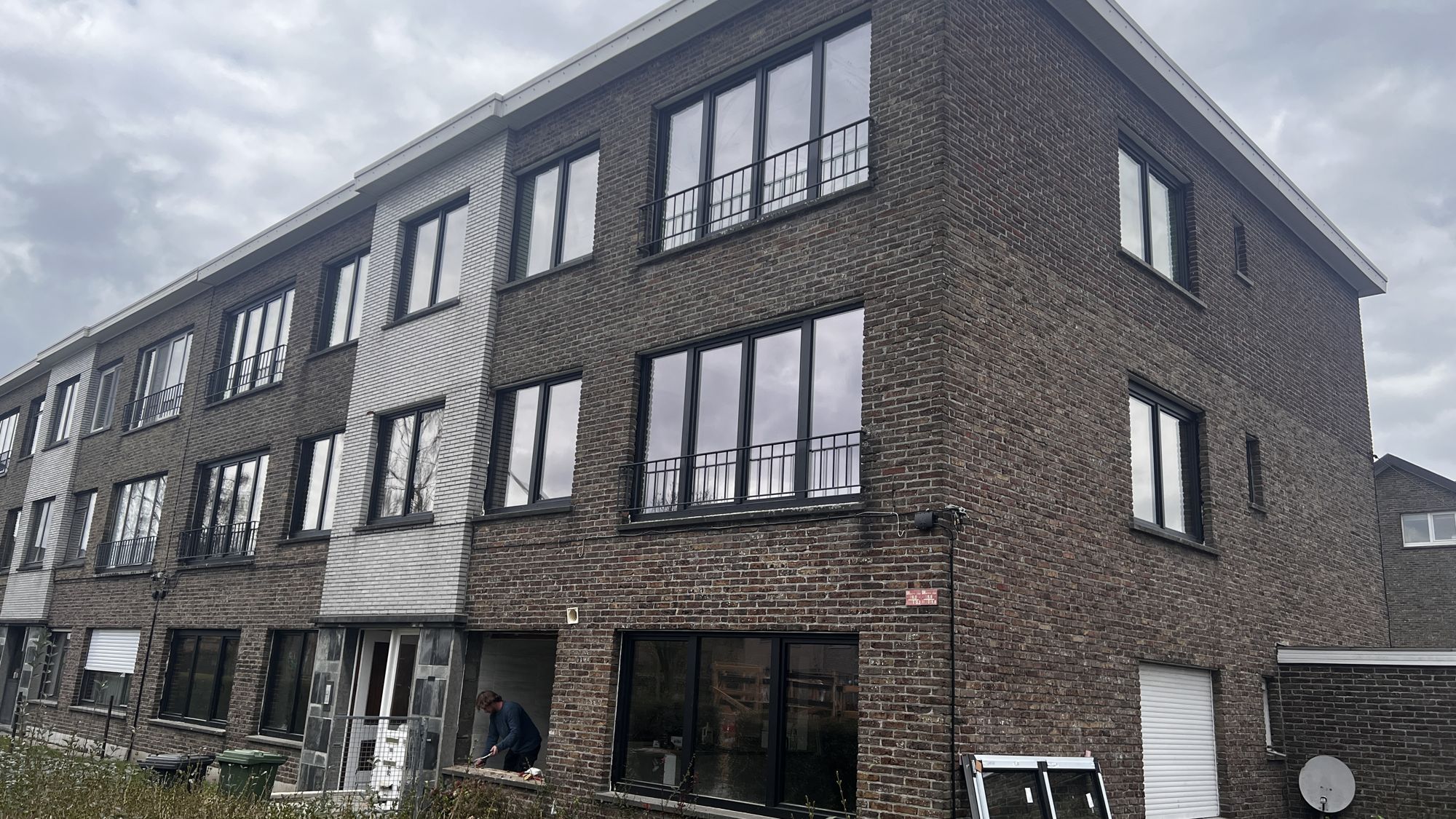 Nieuwe ramen met hoogrendementsglas plaatsen tijdens de werken