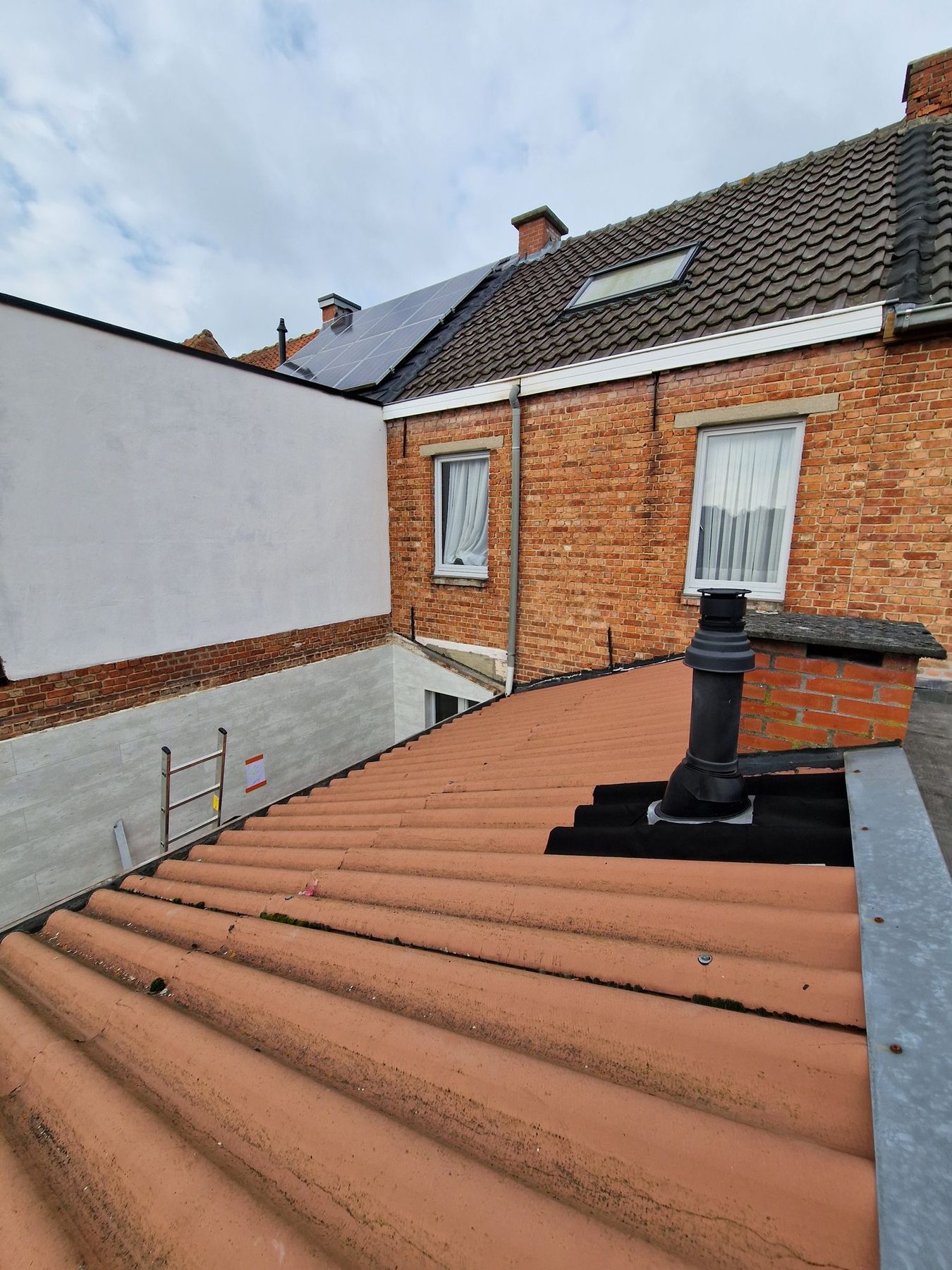 Een woning in Hamme voor de werken, met het oude dakje en de onbehandelde baksteengevel
