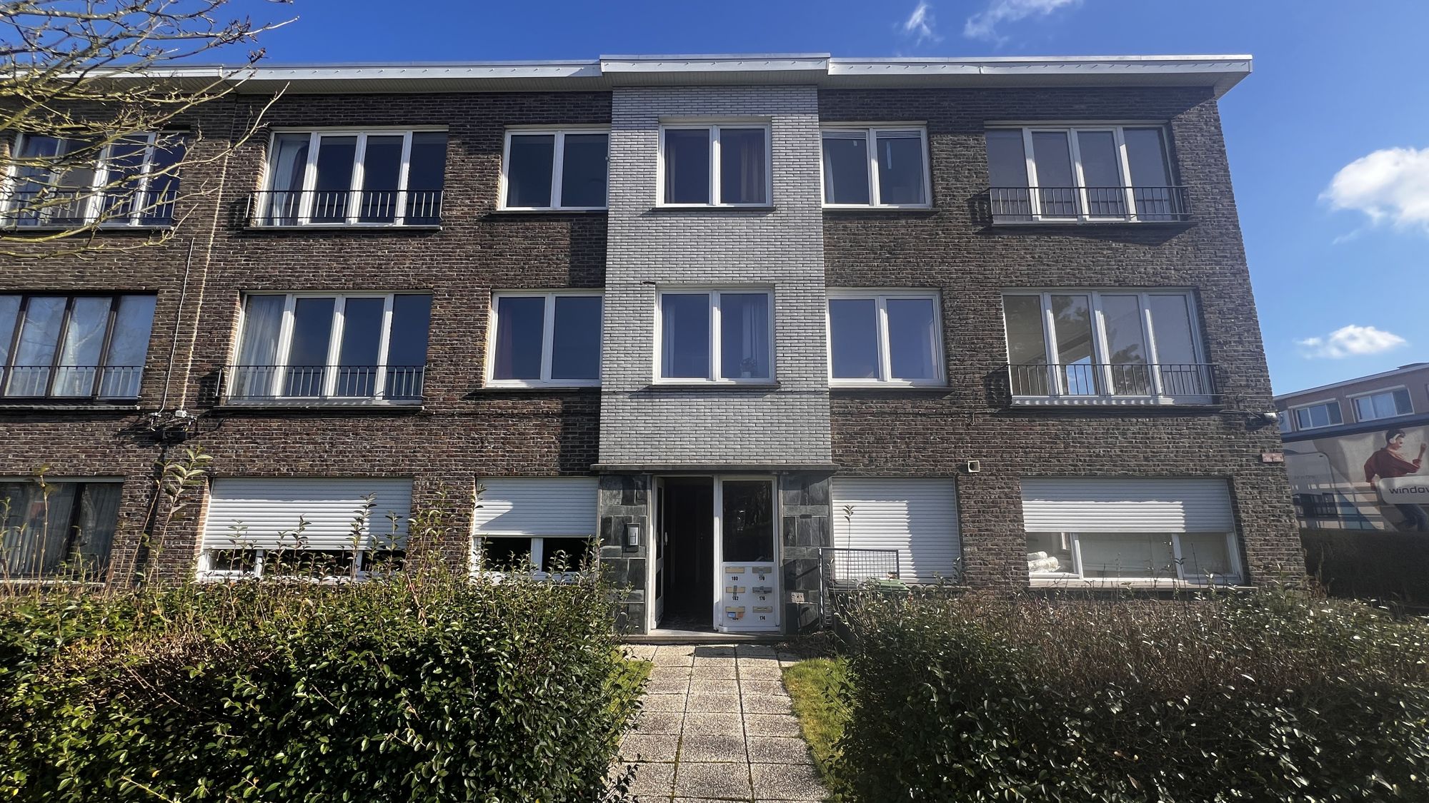 Straatbeeld van het appartementsgebouw vóór de renovatie