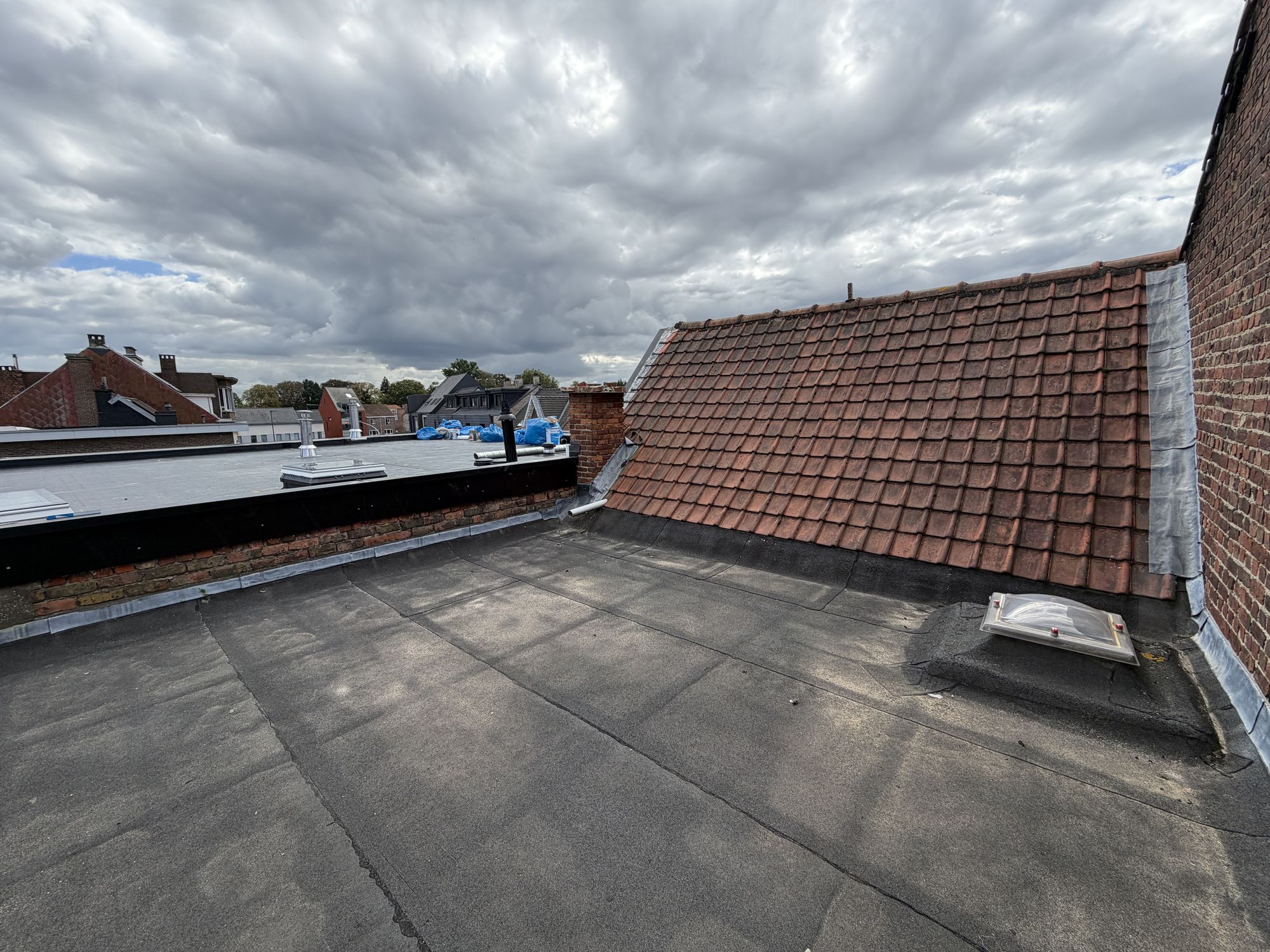 Het platte dak in Gent met de aluminium dakrand na de werken