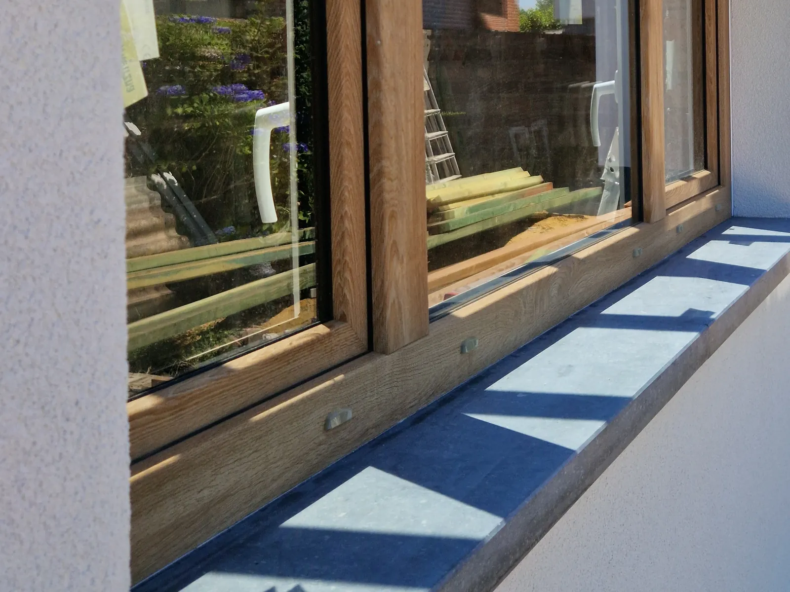 Blauwe steen (arduin) door Isoworkers