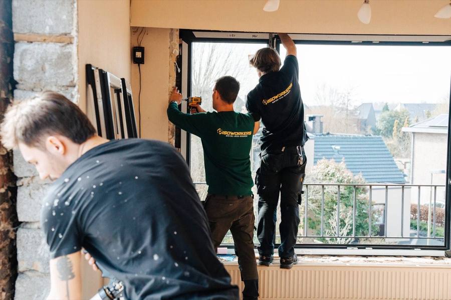 Plaatsing van ramen en deuren door ISOWORKERS