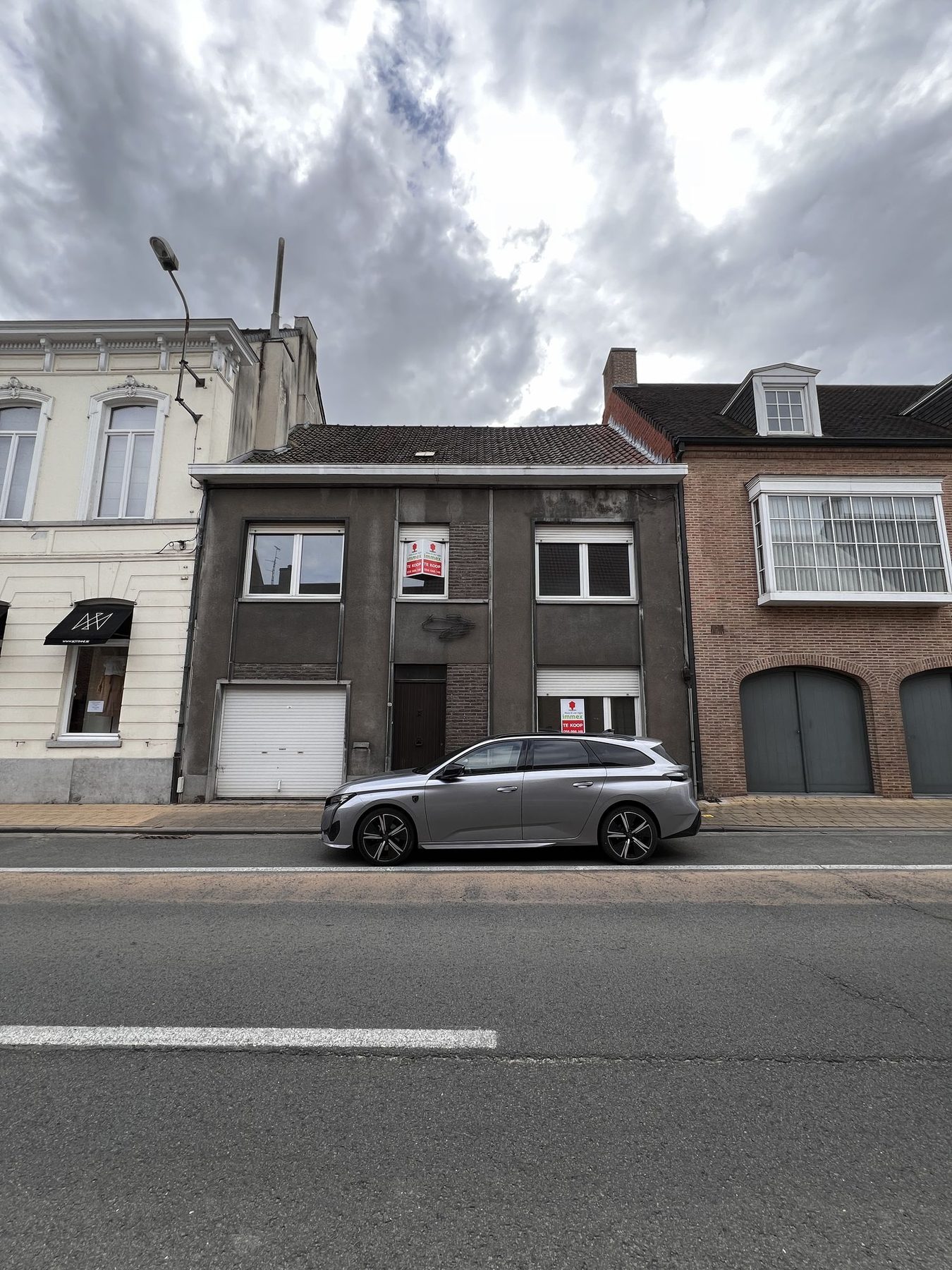 De rijwoning in Oostrozebeke voor de werken, met de oude voorgevel tussen de buren
