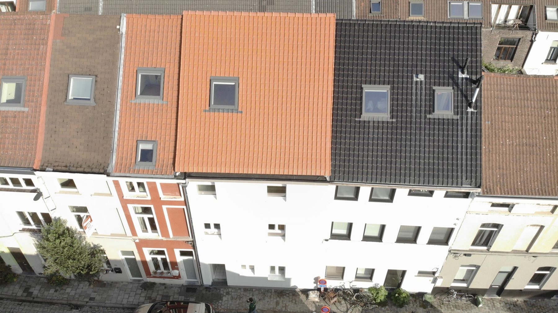 Het sarkingdak in Gent met de drie nieuwe dakvensters, boven de gevel in crepi
