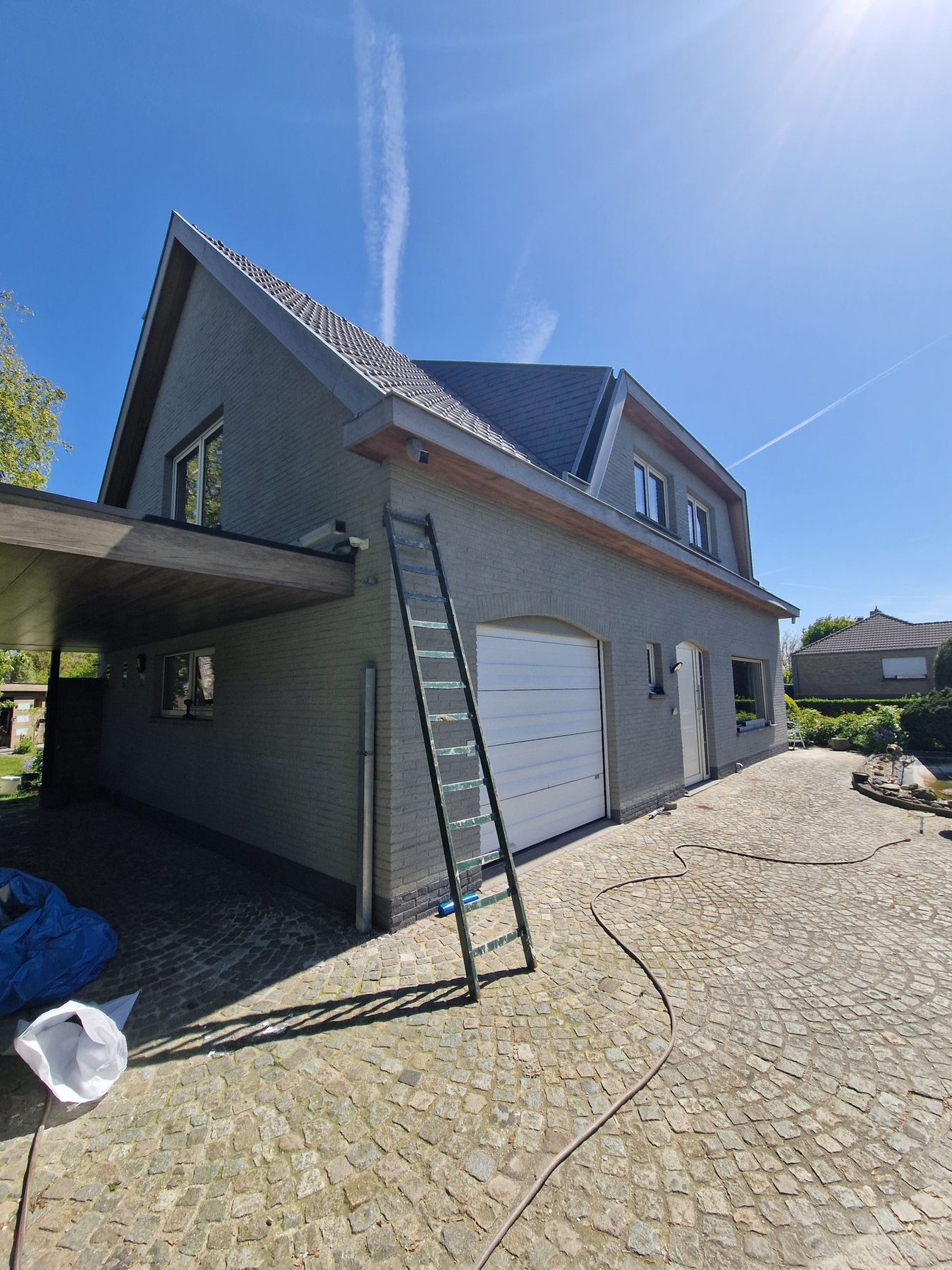 De vrijstaande woning in Oostende na het aanbrengen van spuitkurk op de volledige gevel