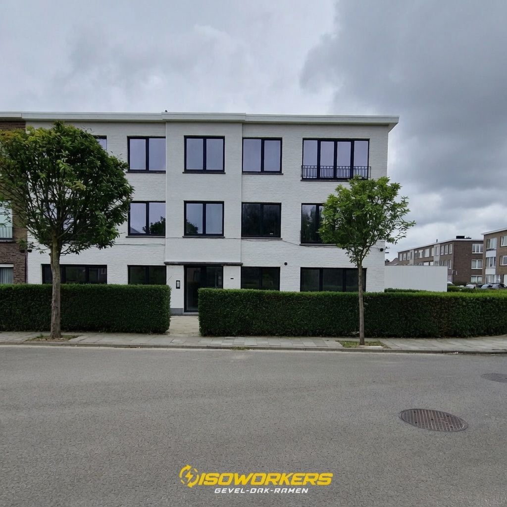 Gevelrenovatie Gent: ramen en spuitkurk voor appartementsgebouw