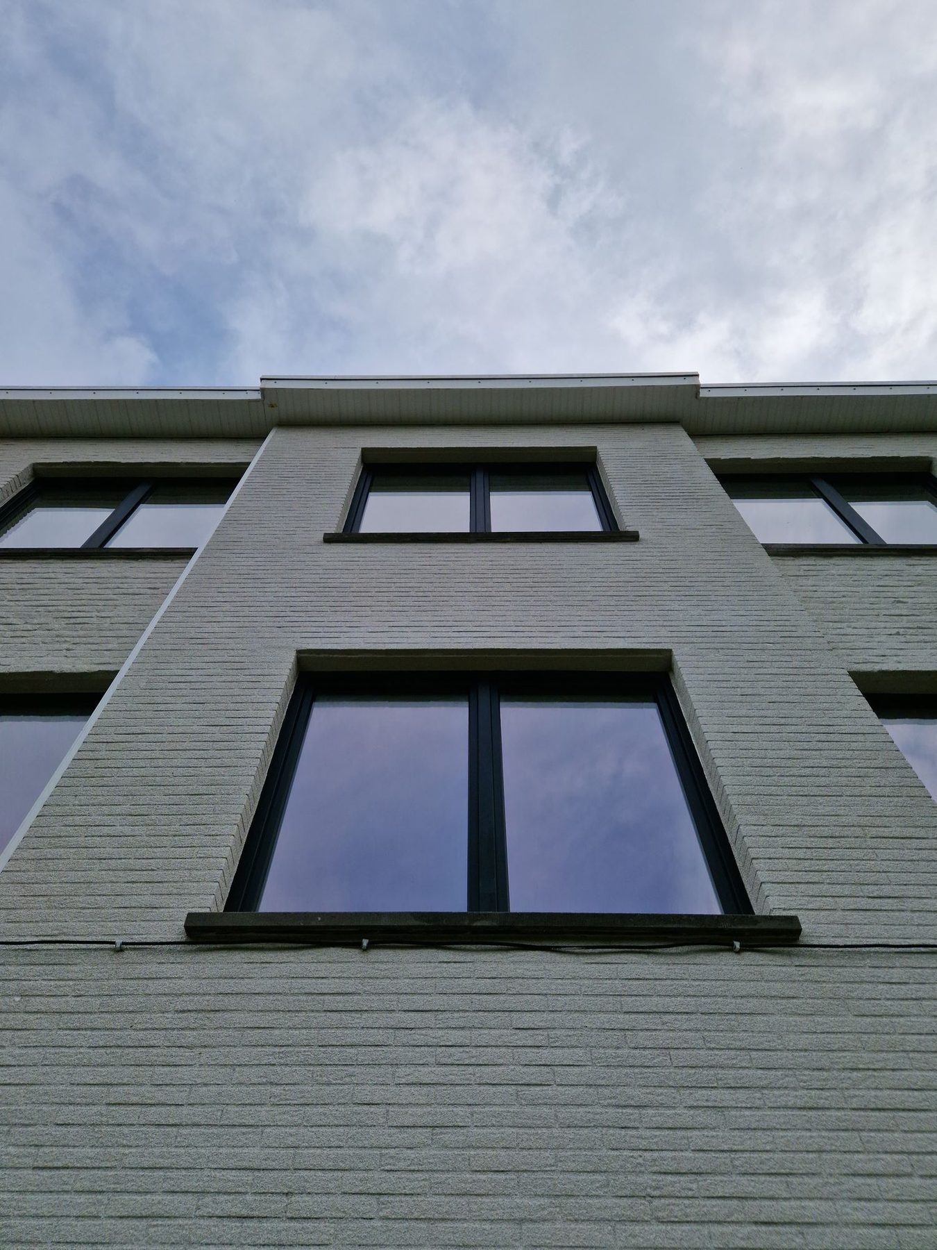 Detail van de spuitkurk rond een nieuw raam in Gent