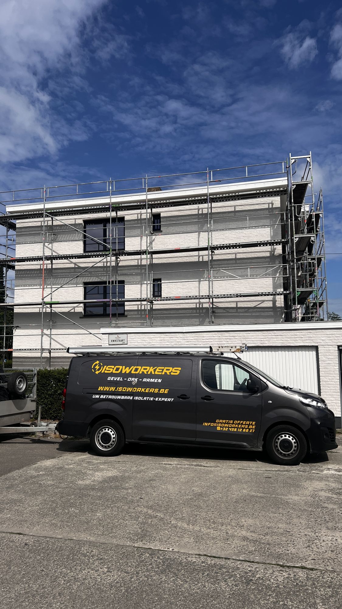 Spuitkurk gevelwerken in uitvoering met stelling rond het appartementsgebouw