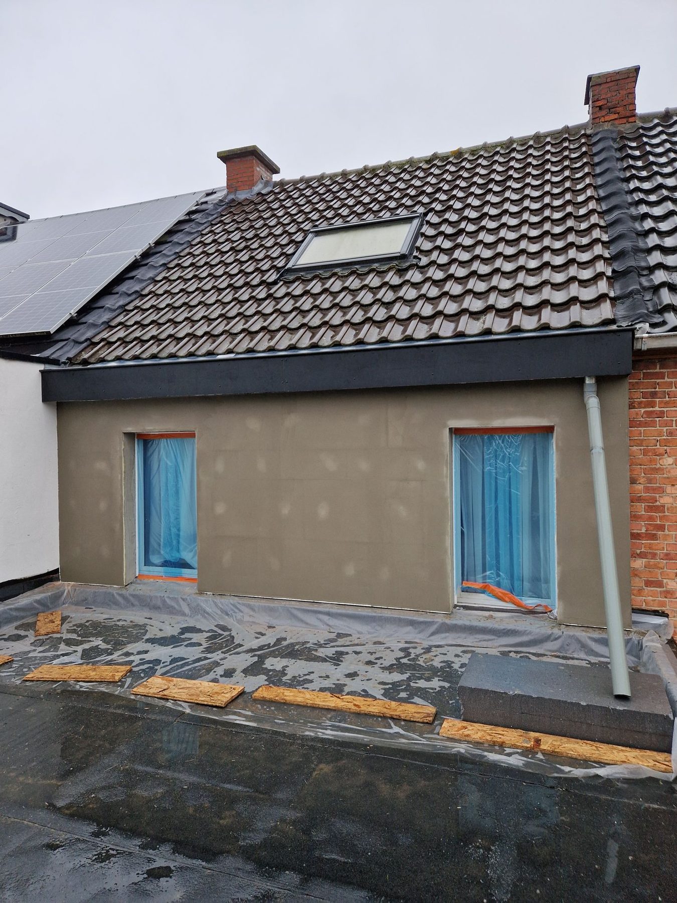 Gevelisolatie in Hamme met de wapeningslaag aangebracht, klaar voor de crepi